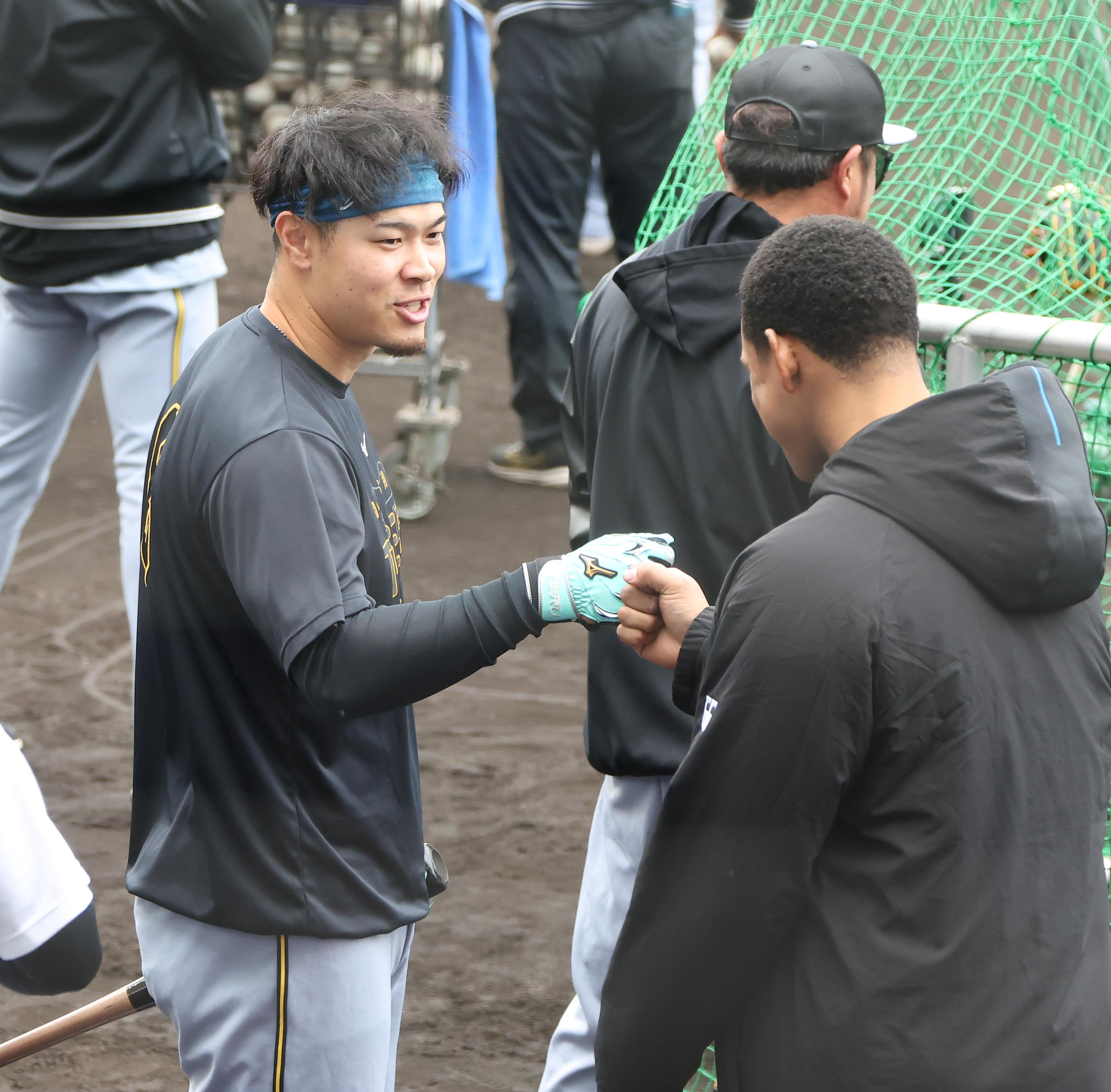 阪神・佐藤輝明、ティファニーブルーの打撃用手袋をお披露目 - サンスポ