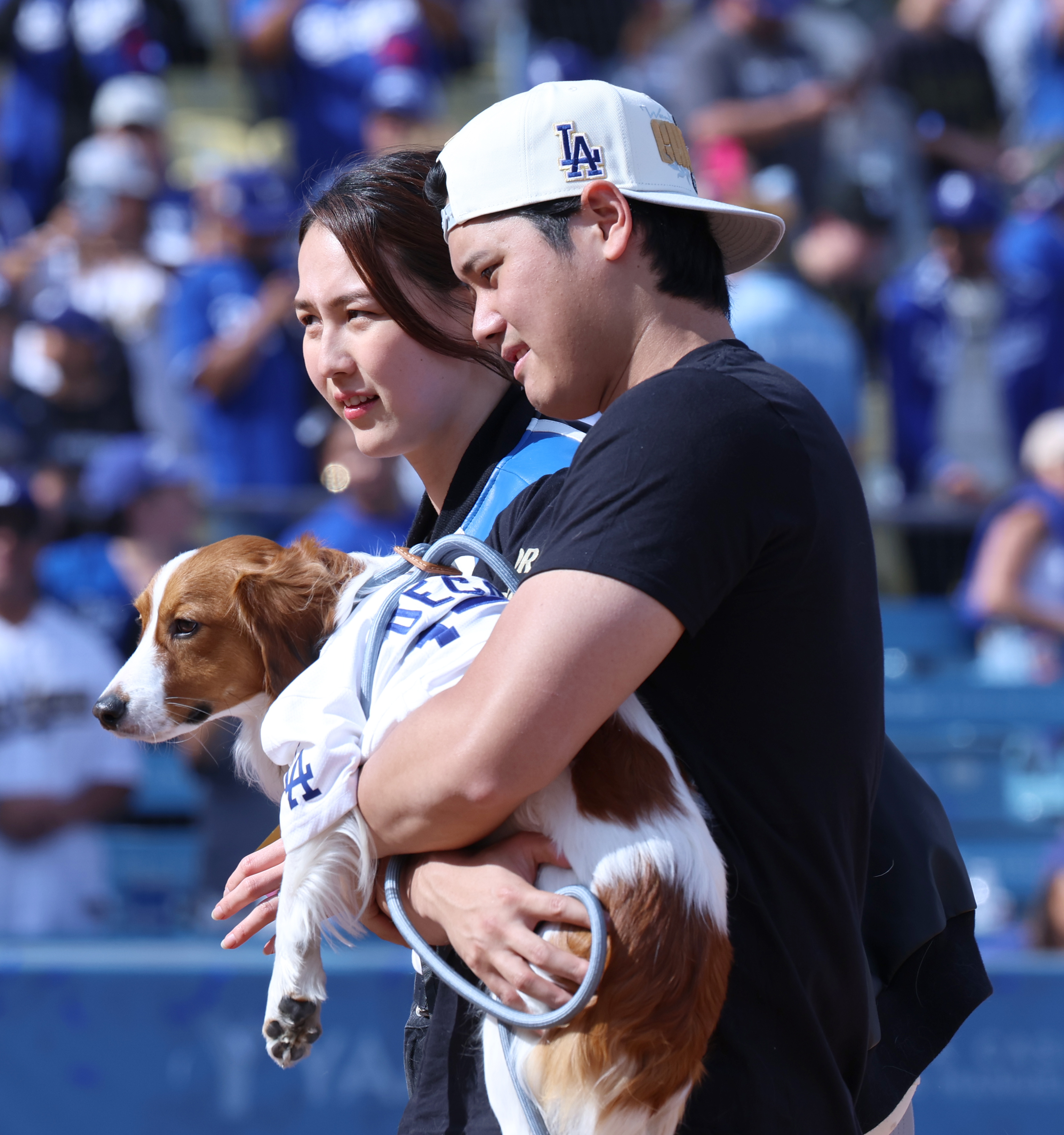 大谷翔平、真美子さんに体預けるラブラブな姿 左手には結婚指輪