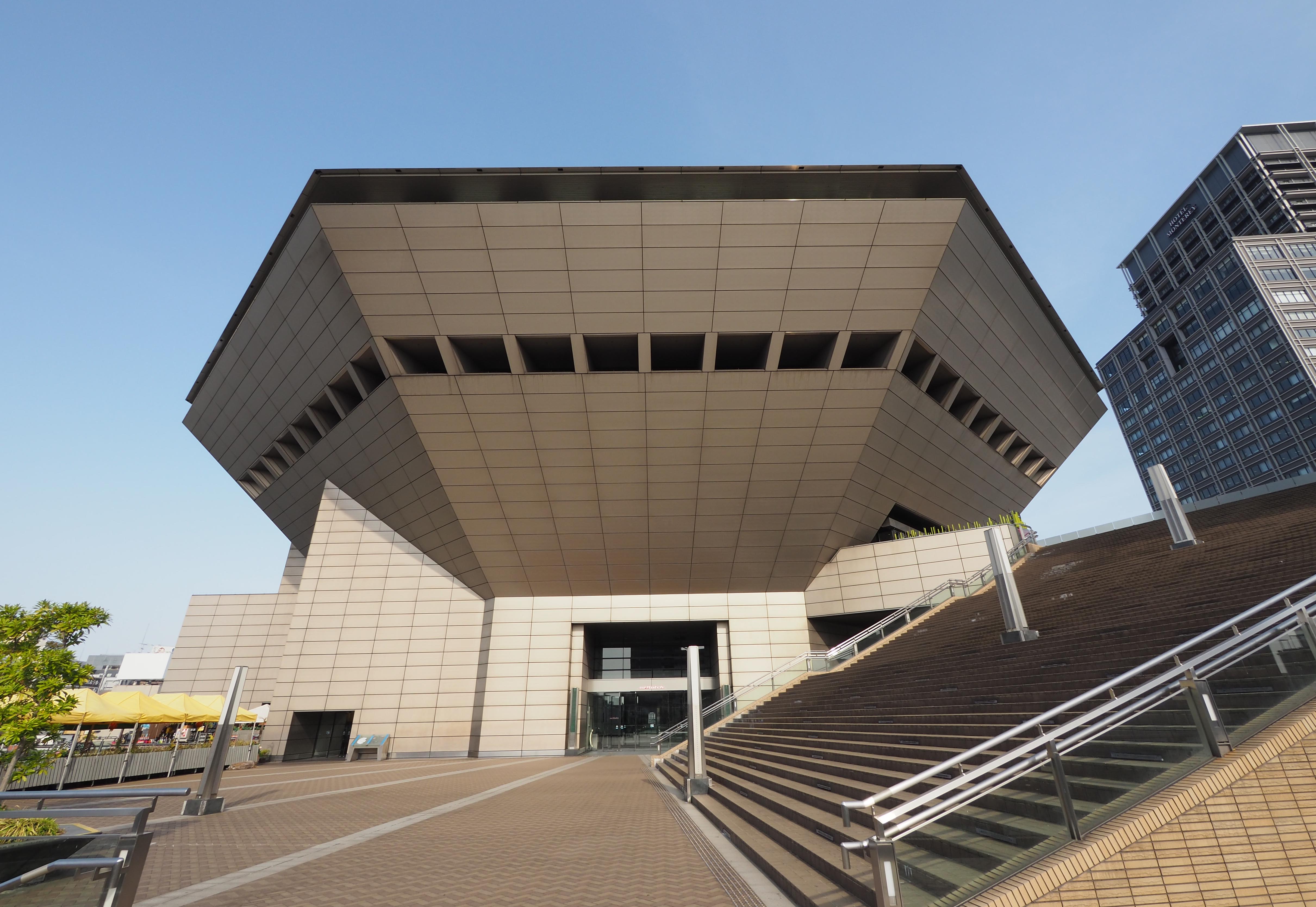 大阪の街にUFOか「八角形のライブハウス」 若手漫才師がこっそり大