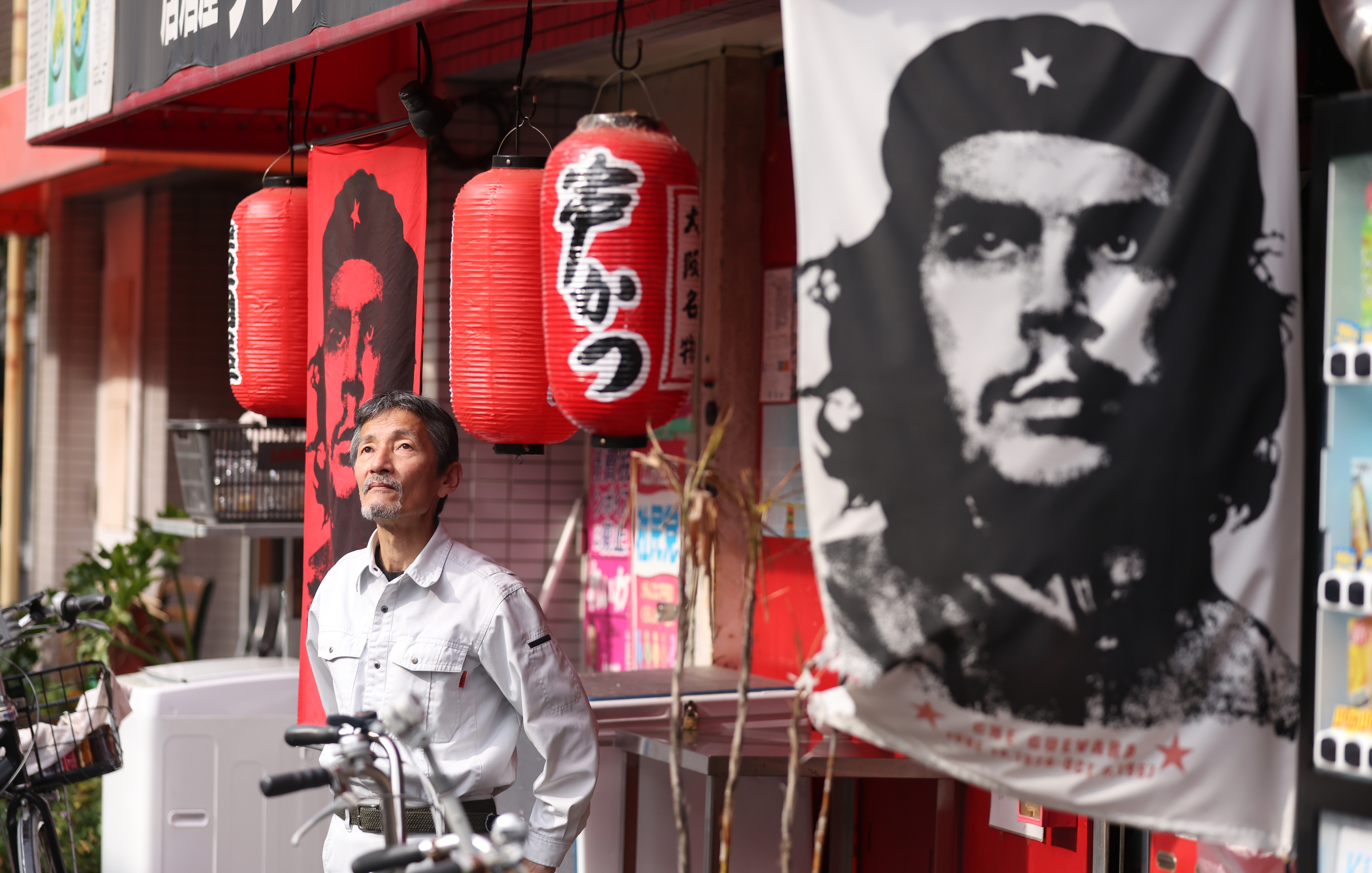 なる様 チェキバラ売り 少年時代は万引き、シンナー 560万円の横領逮捕歴も ゲバラ憧れた