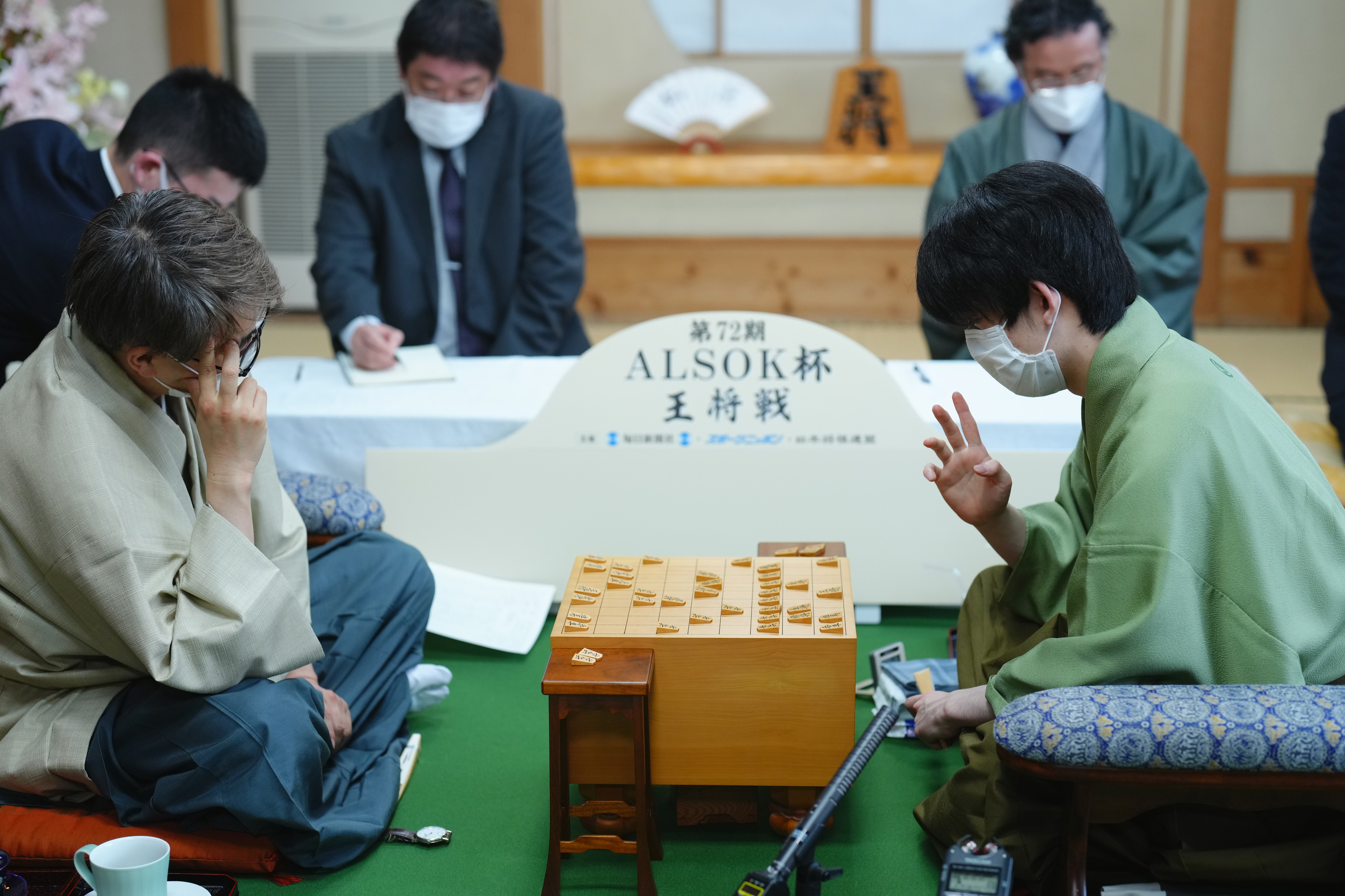 フォト】藤井五冠、王将初防衛 32歳差、世代対決を制す - 産経ニュース