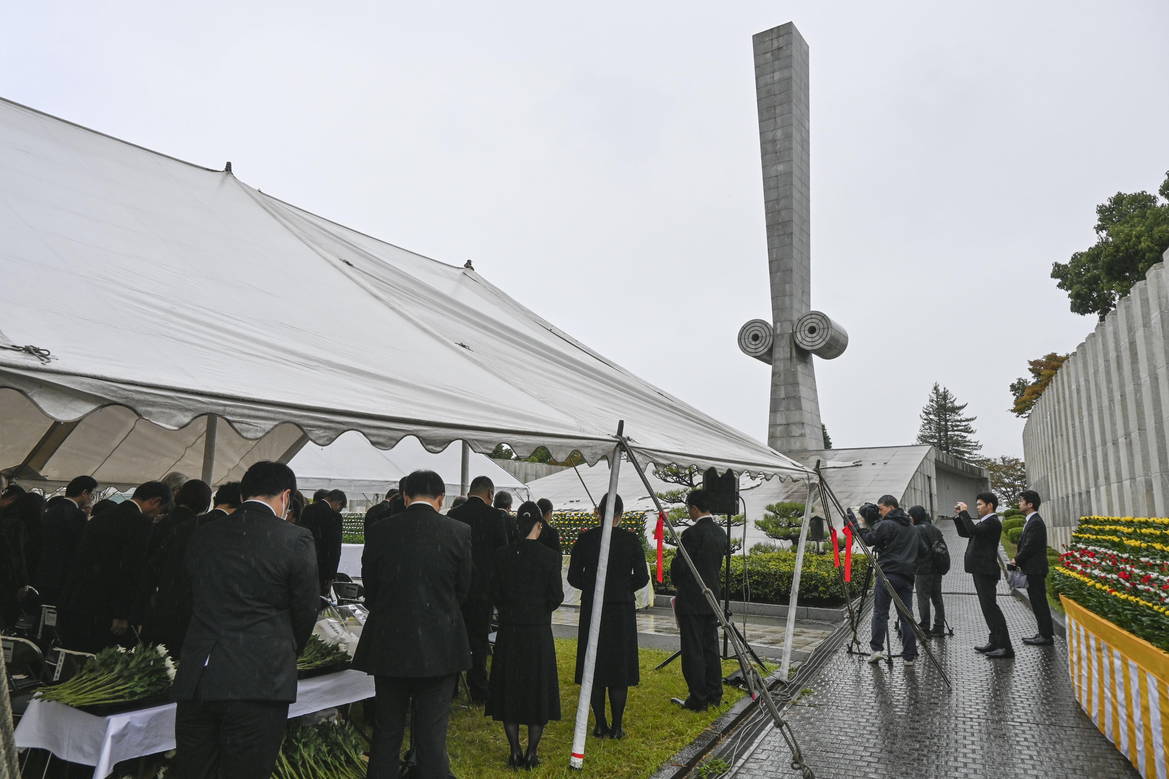 空襲犠牲者51万人を追悼、慰霊塔立つ兵庫・姫路で 約500人が平和祈る