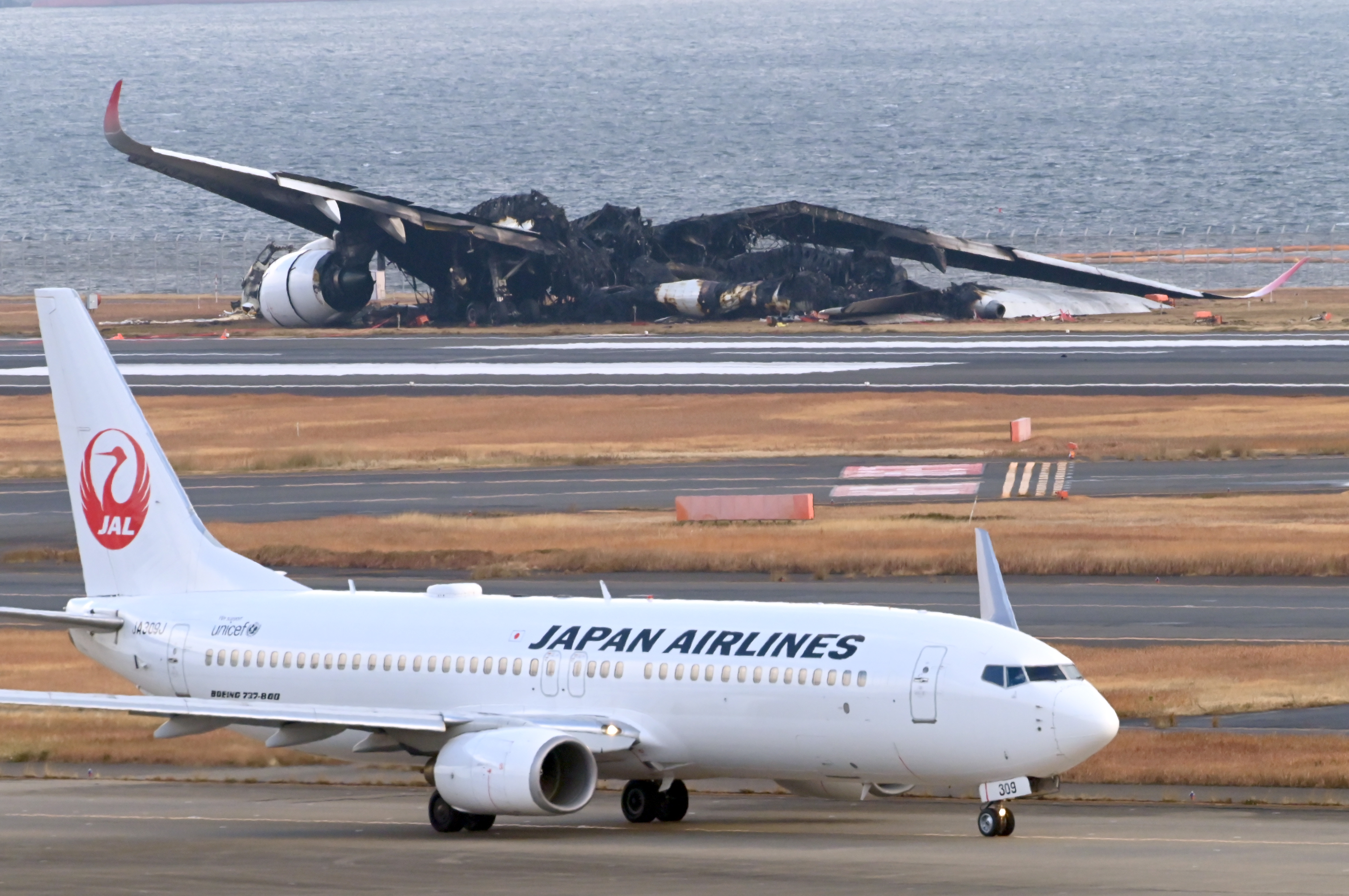 パイロットと管制官のやりとりは無線通信を使用 誤認や聞き間違いなど