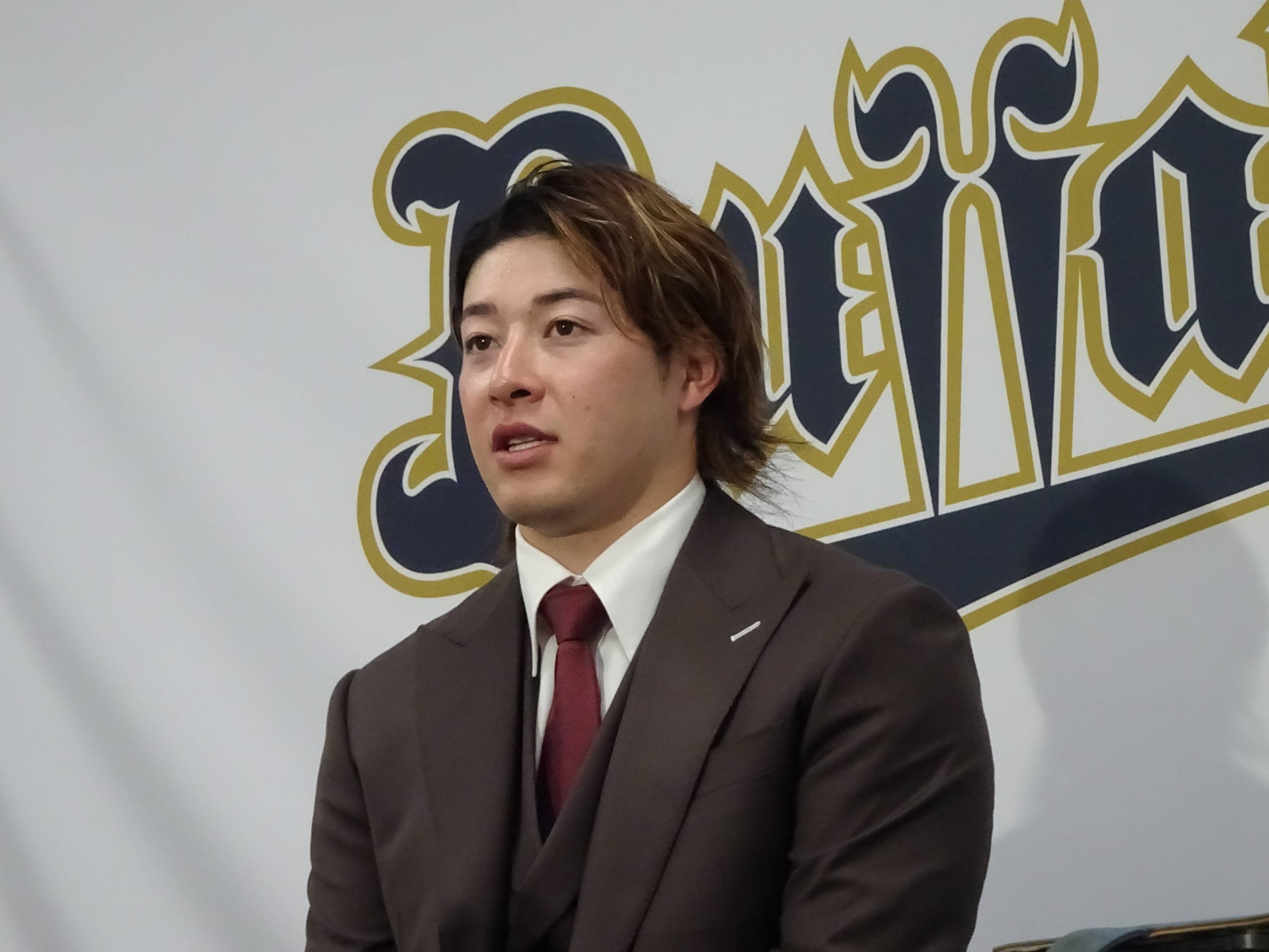 オリックス・吉田輝星、900万減の年俸2800万円でサイン 3月にトミー