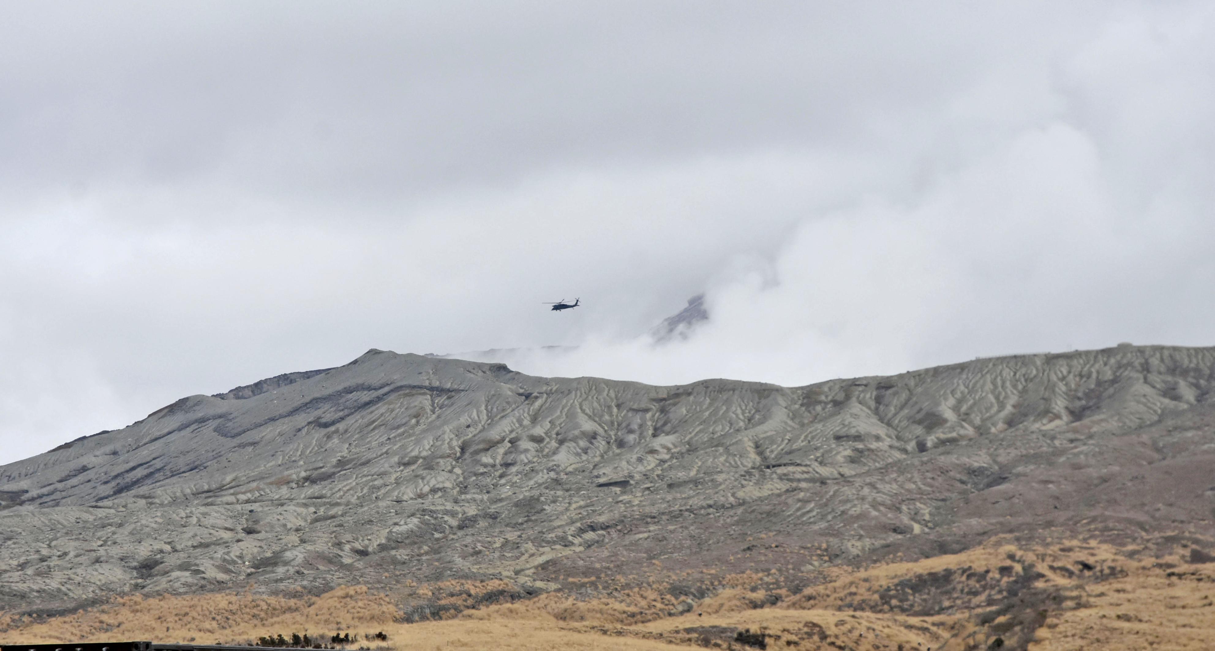 阿蘇山で3人搭乗ヘリ不明 中岳火口内斜面に機体か - サンスポ