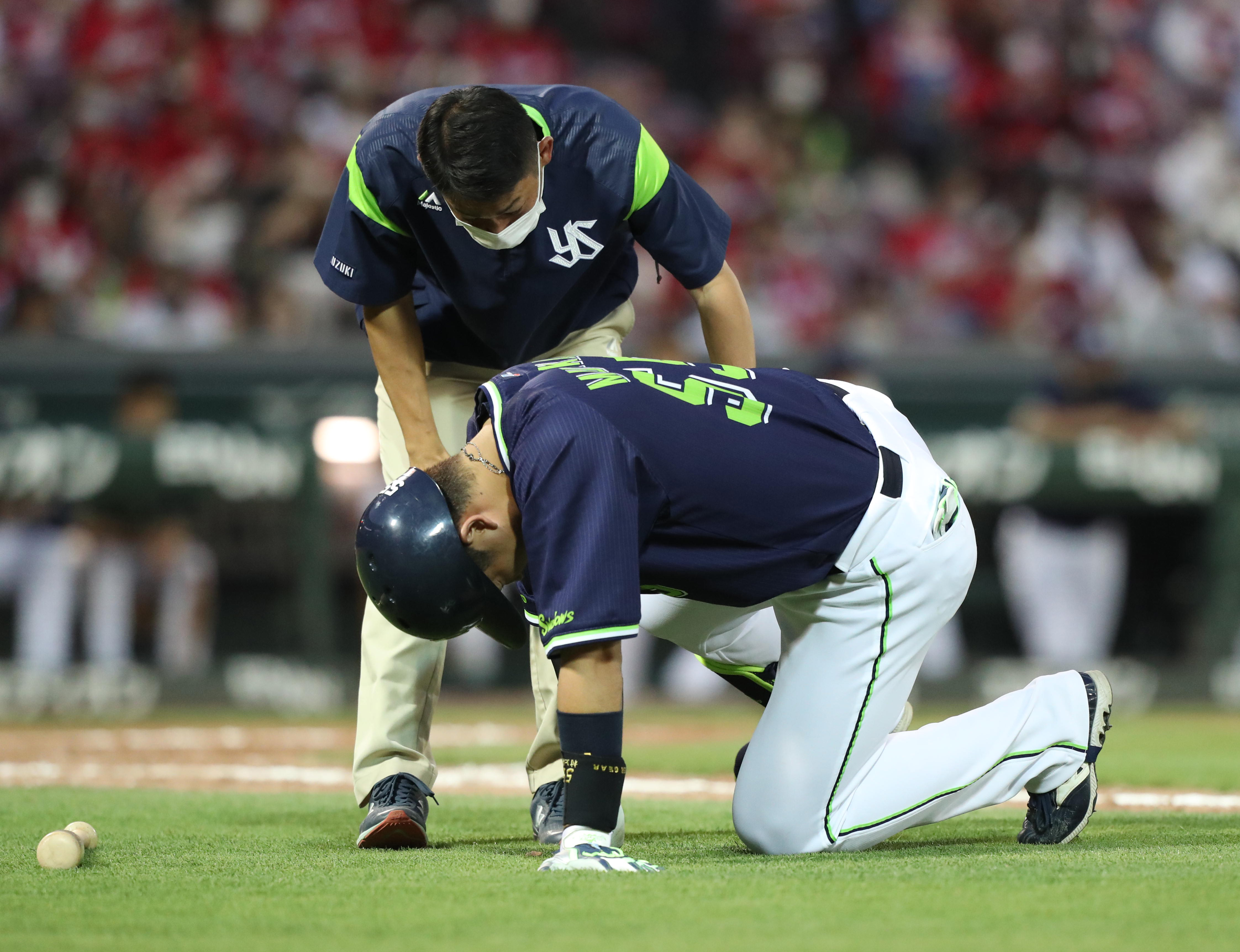 ヤクルト・村上、自打球で交代 右膝付近に…骨に異常なし - サンスポ