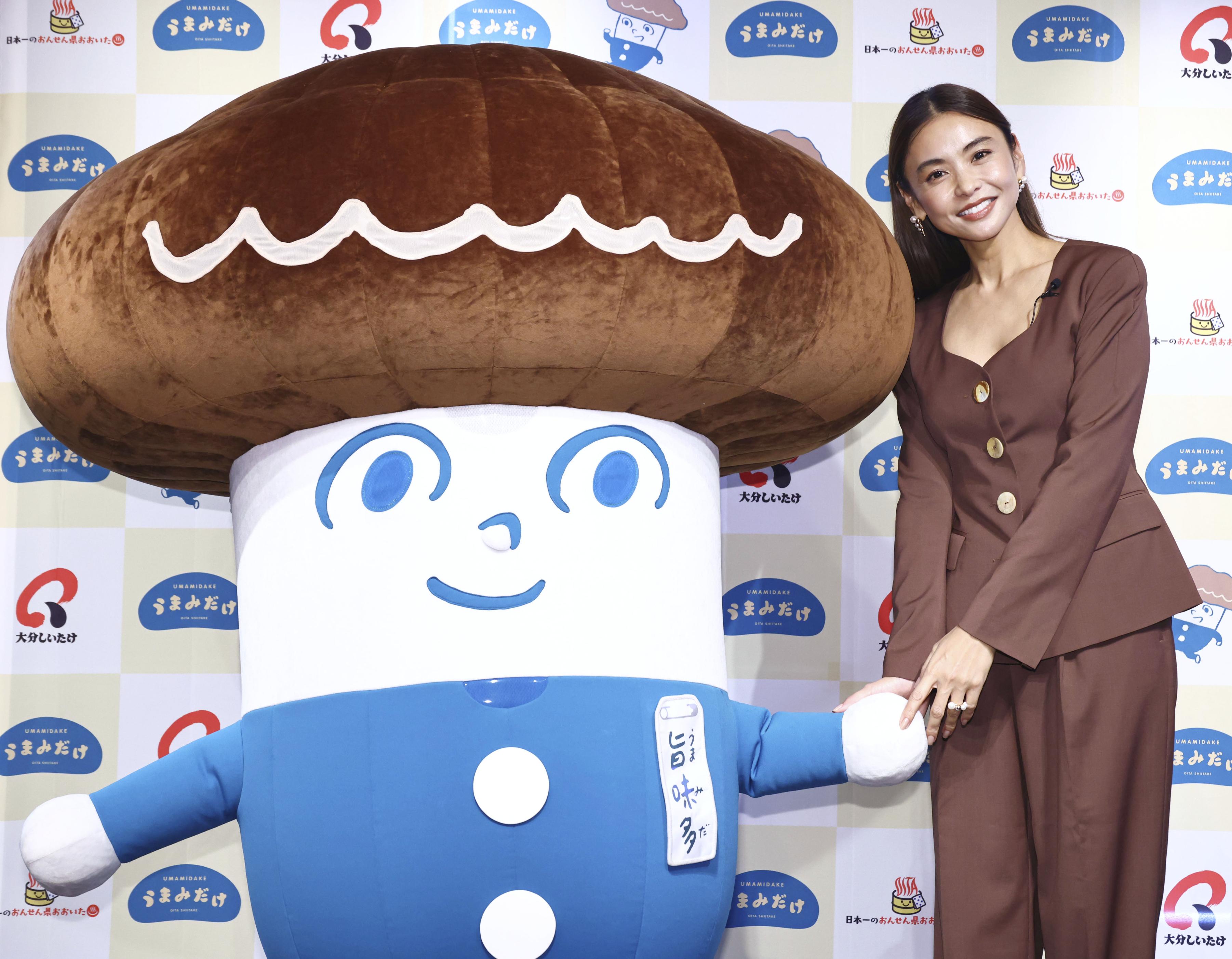 【超希少・注文生産品】いたがき M.Bienシリーズ 限定創業者モデル モデルの滝沢真規子、シイタケ色で登場 大分の「うまみだけ」PR