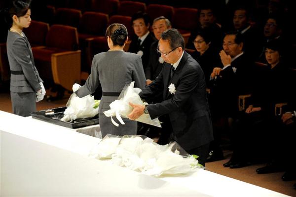 親より早く逝くなという 大事なことを教えてやれなかった 故平尾誠二氏の 感謝の集い で 泣き虫先生 の言葉に涙涙 1 3ページ 産経ニュース