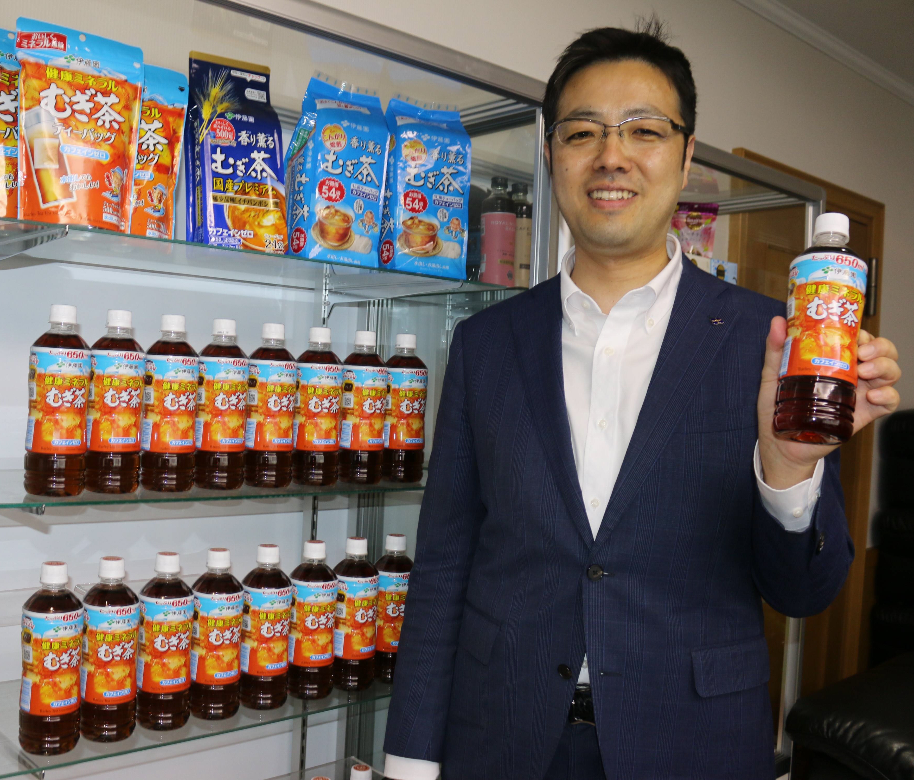 伊藤園「健康ミネラルむぎ茶」がギネス認定 「世界に発信を」 - 産経