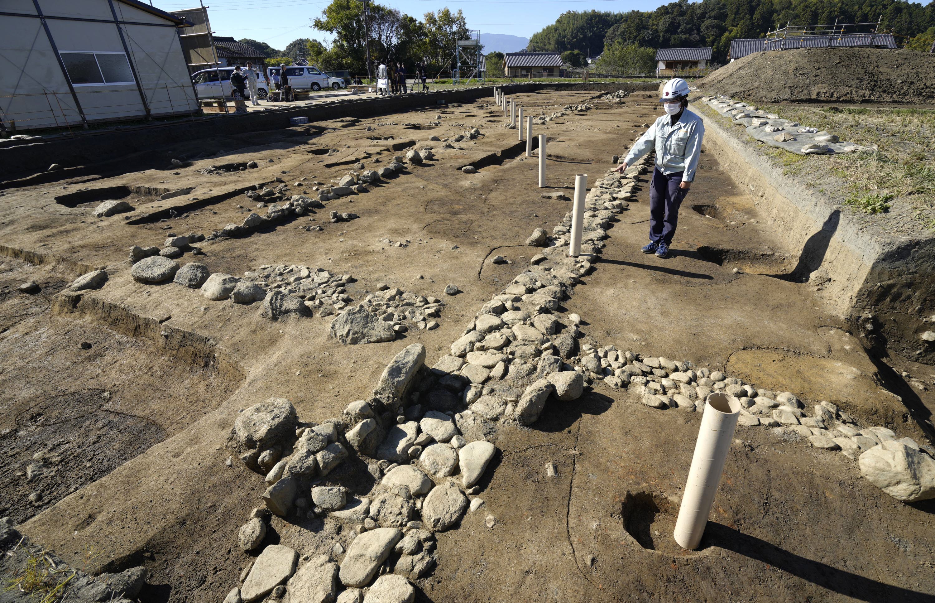 飛鳥で長大な塀跡発掘 舒明天皇の「飛鳥岡本宮」か 歴代天皇の宮も一括