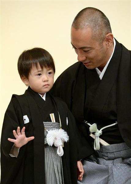 歌舞伎の系譜 市川海老蔵が 長男 勸玄ちゃんにデレデレ 日本一有名な２歳児の舞台 1 2ページ 産経ニュース