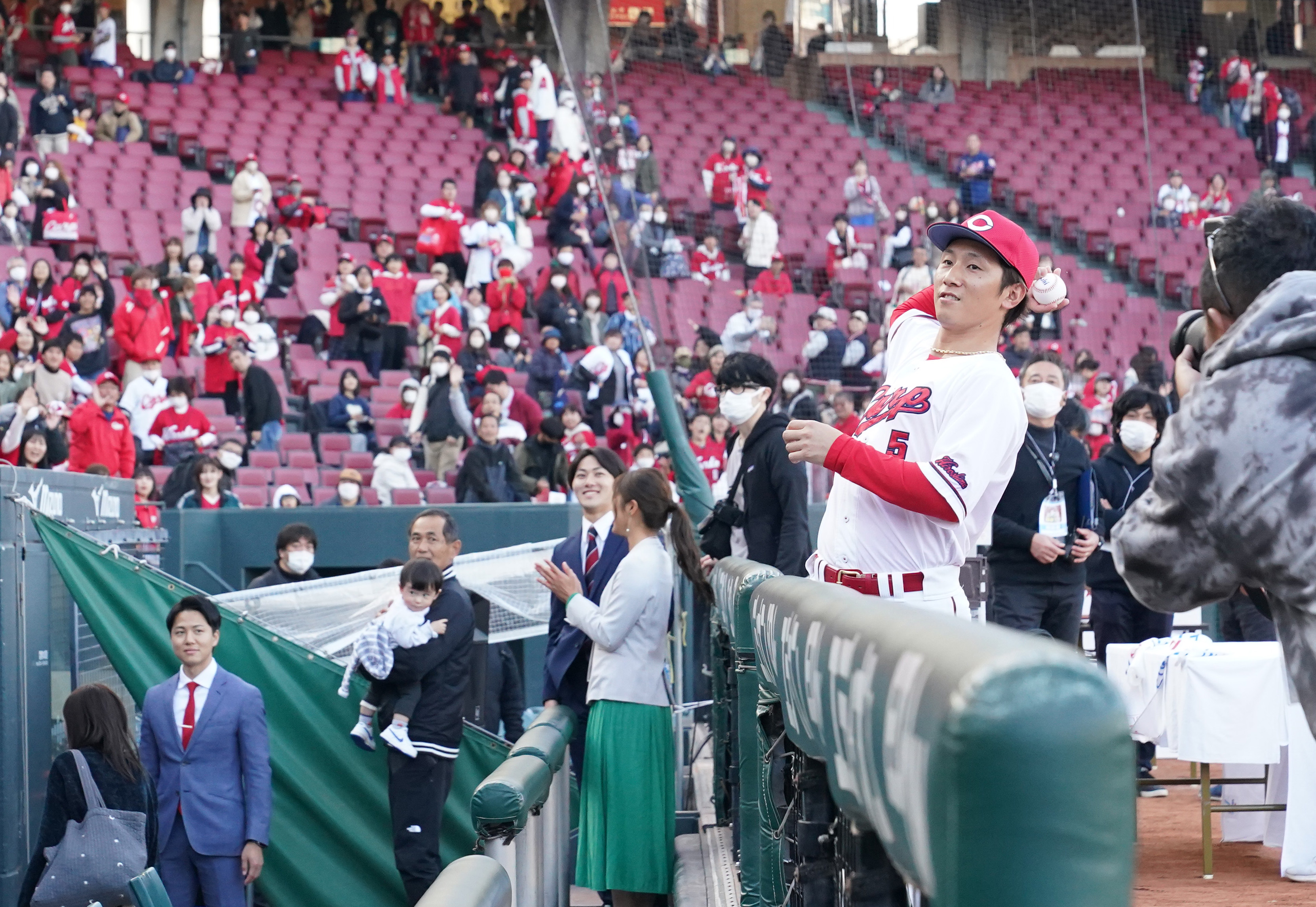 広島からオリックスへＦＡ移籍の西川龍馬「迷っていたところ、『胸を張って出なさい』と言ってもらった」ファン感で異例の挨拶