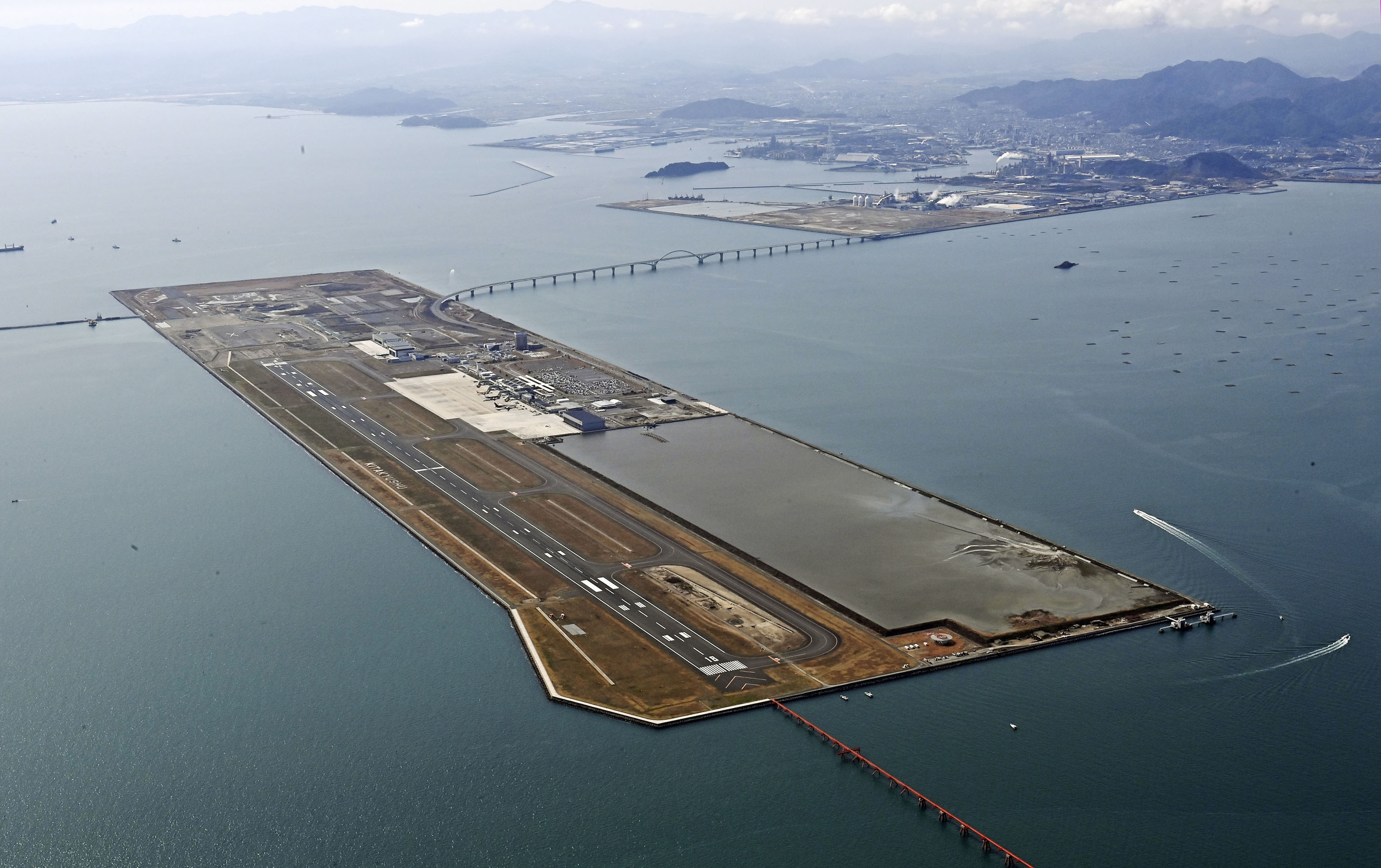 北九州空港、開港20年祝う 福岡知事「半導体製品の輸出期待、九州の