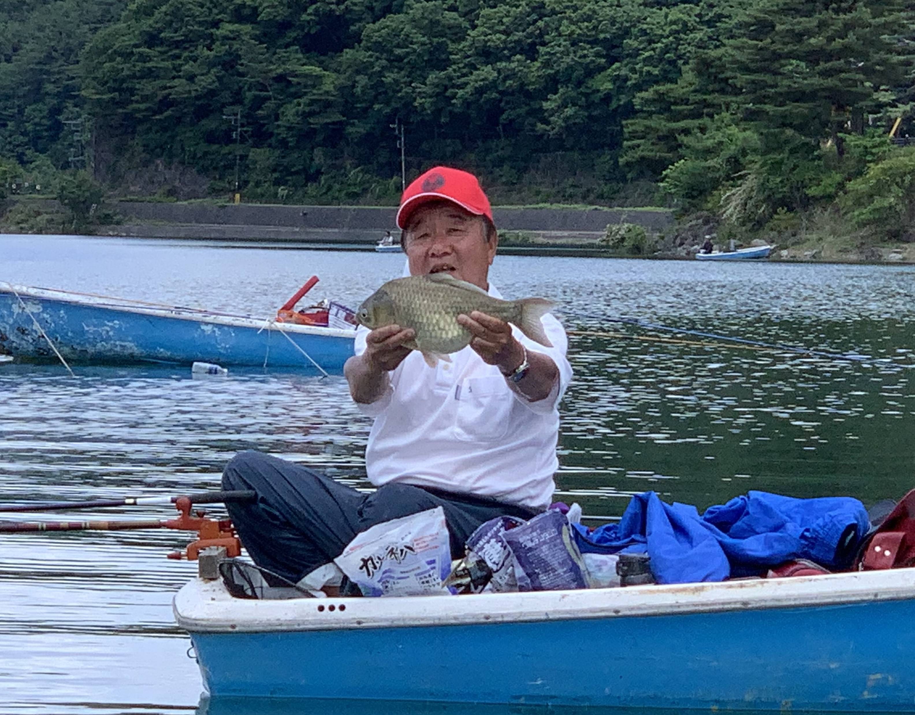 ヘラブナ】山上湖のヘラブナ釣り最盛期！！ 出た～４３センチ - サンスポ