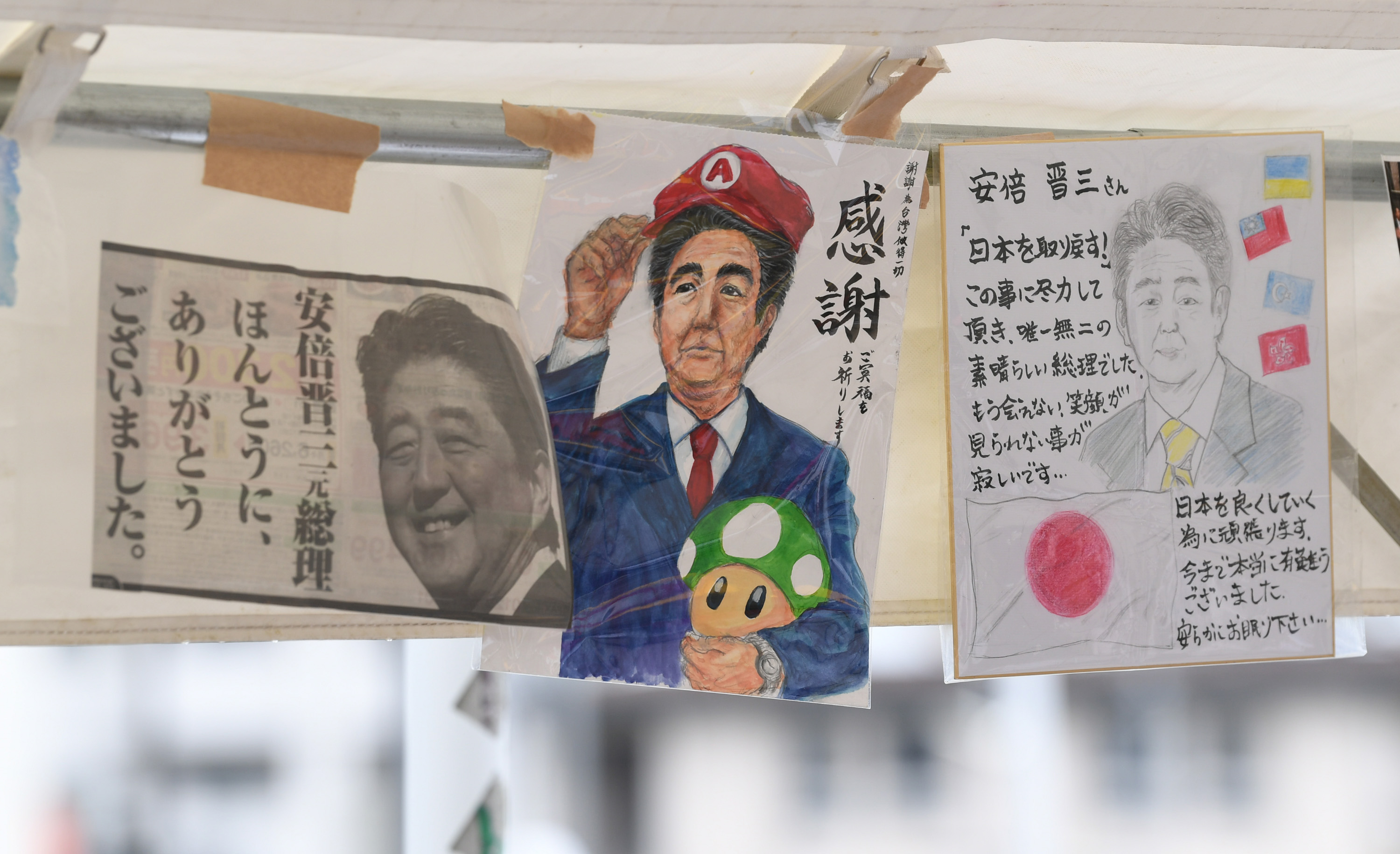 フォト特集】「安倍さんの笑顔、ずーっと忘れません」 献花台に多くの