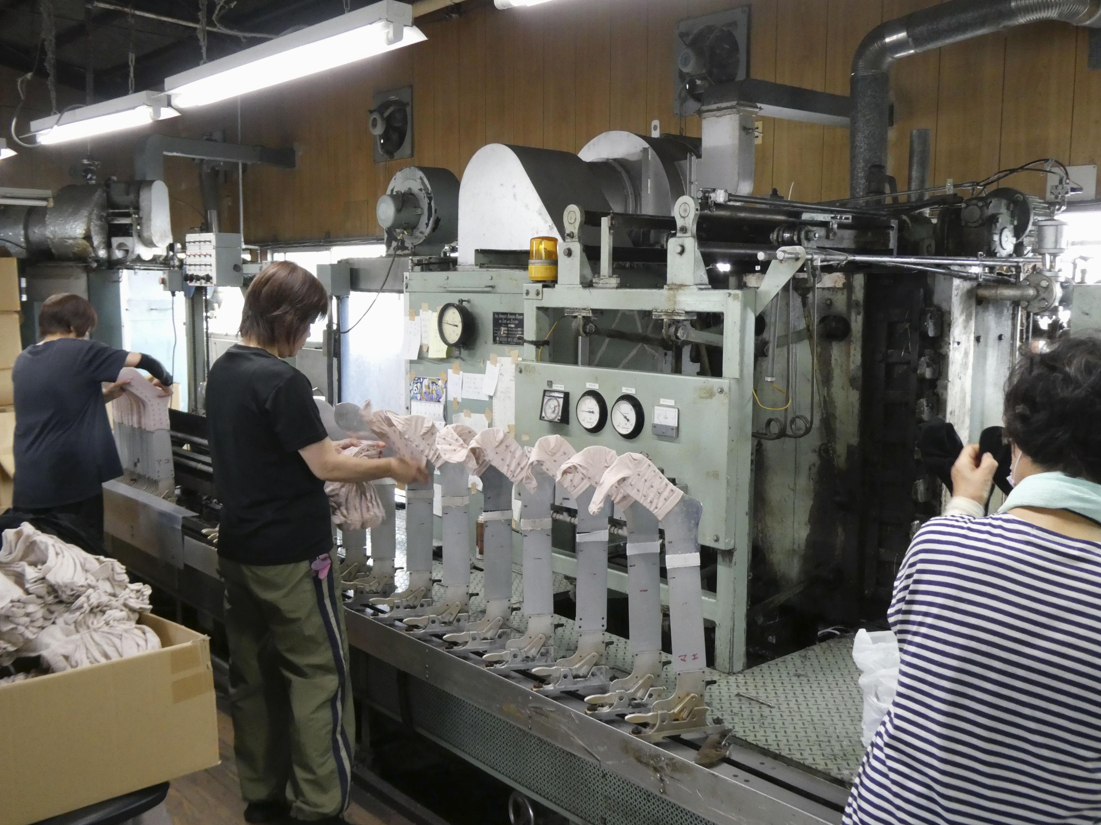 国産の靴下、存続危機 専用の生産機、老朽化で輸入も困難 海外製品が