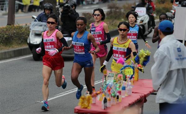 大阪国際女子マラソン 速報 ５ 先頭集団は６人 給水とれなかった安藤に松田がドリンクを渡す 産経ニュース