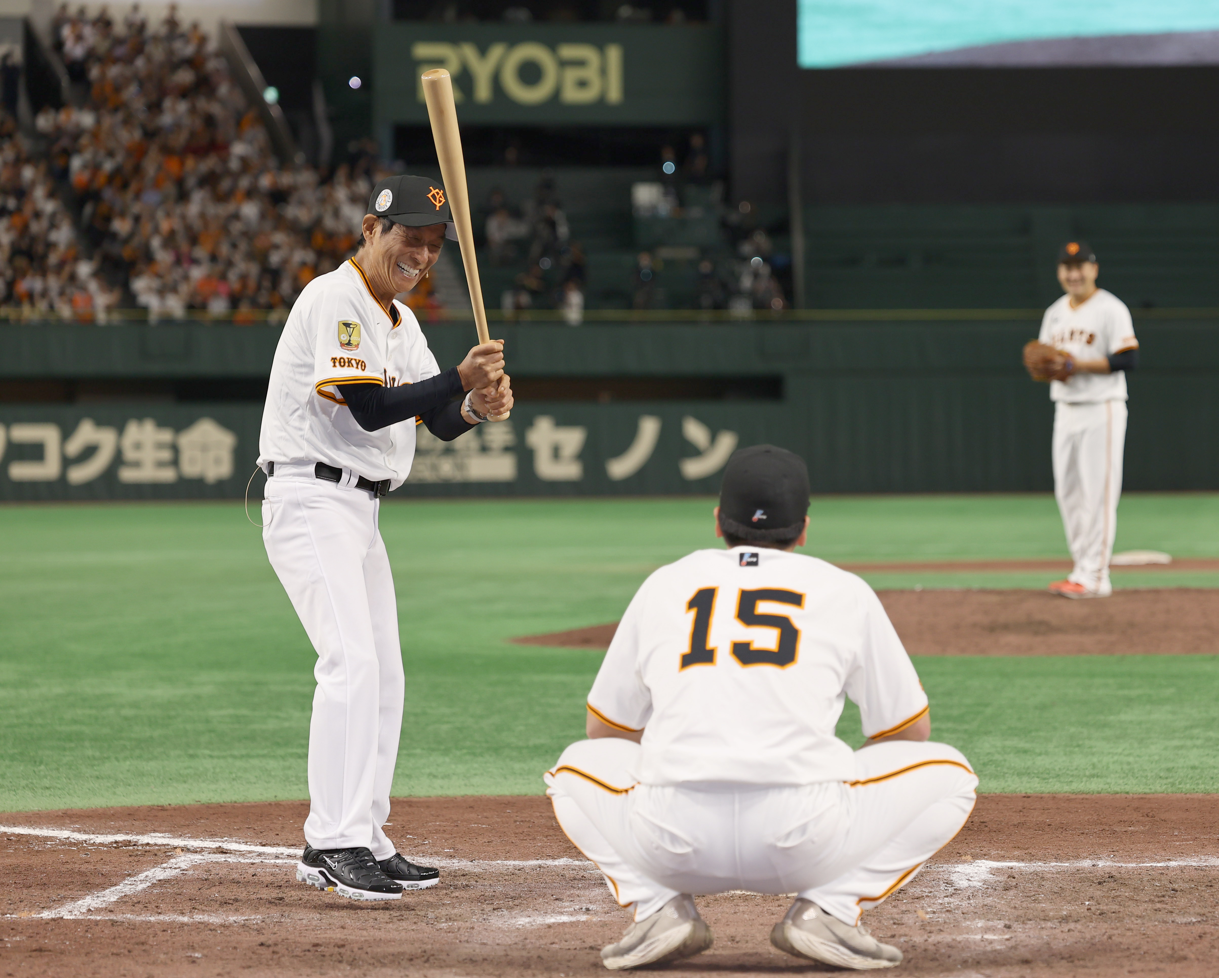 日米通算200勝の巨人・田中将大に名球会ブレザー 明石家さんまさんも 