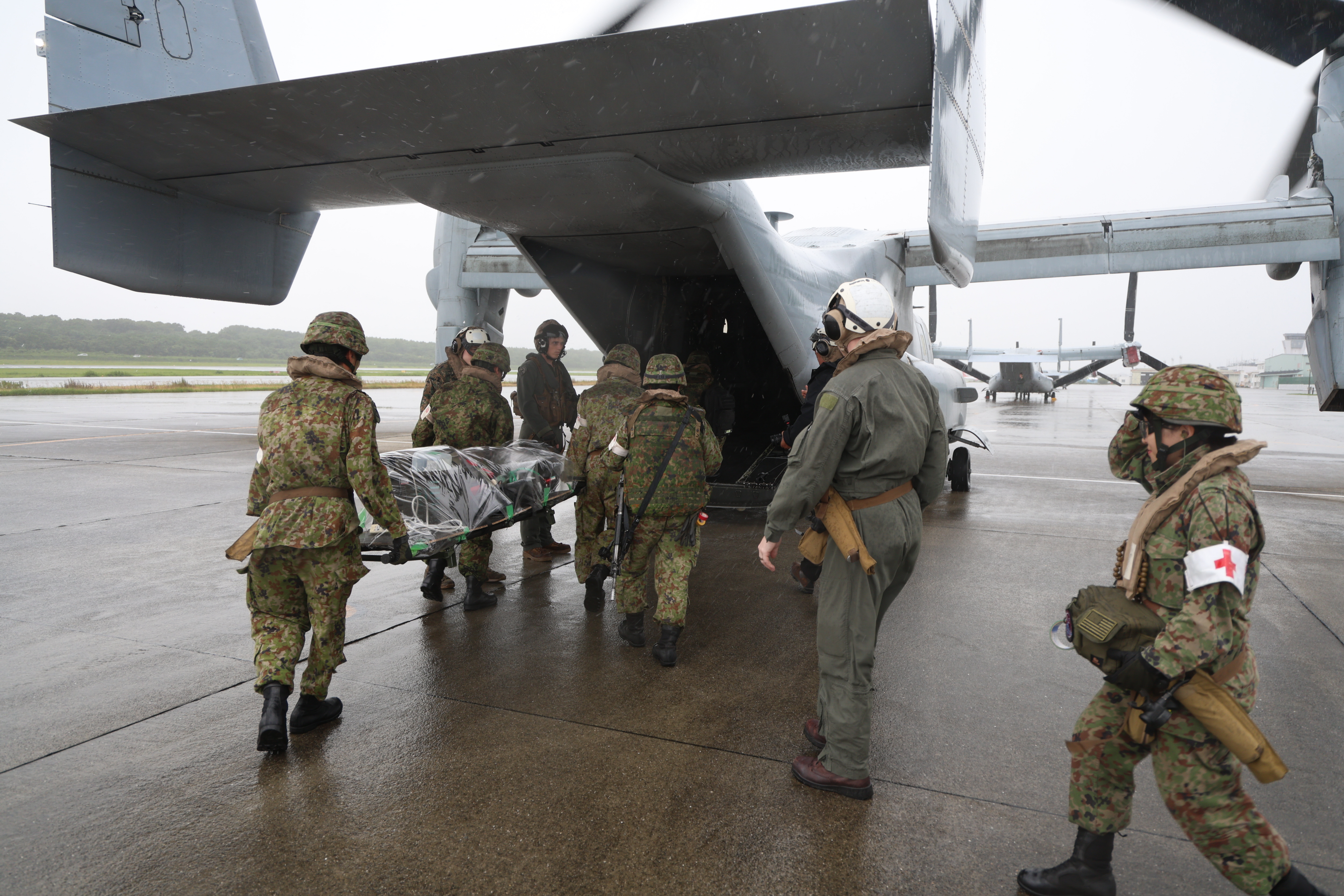 陸自と海兵隊が負傷者をオスプレイで搬送 日米共同実動訓練、「航空後