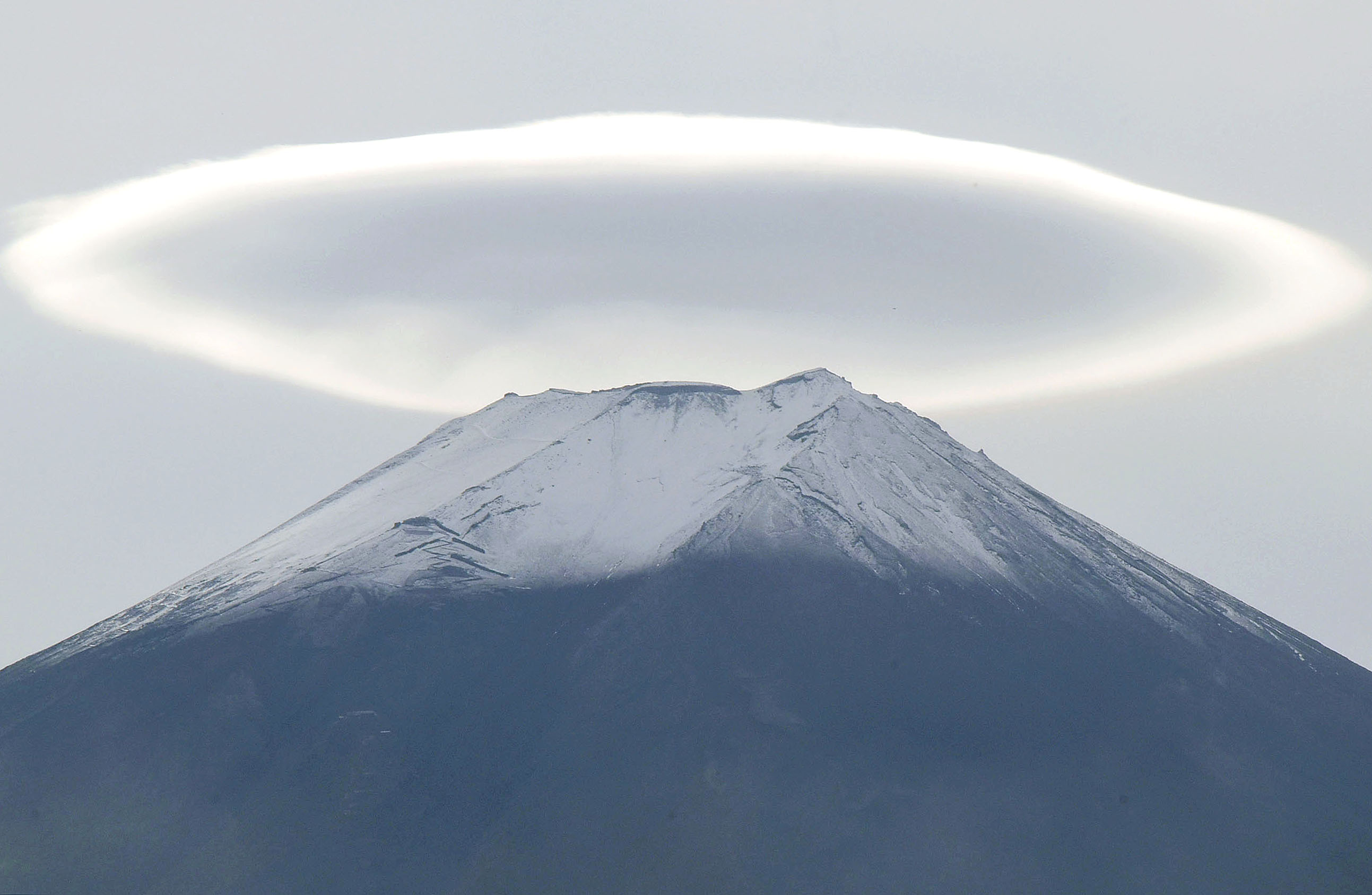 富士山頂の雲 富士山に巨大な楕円形の「笠雲」 15日未明からの降雪で真っ白に雪化粧