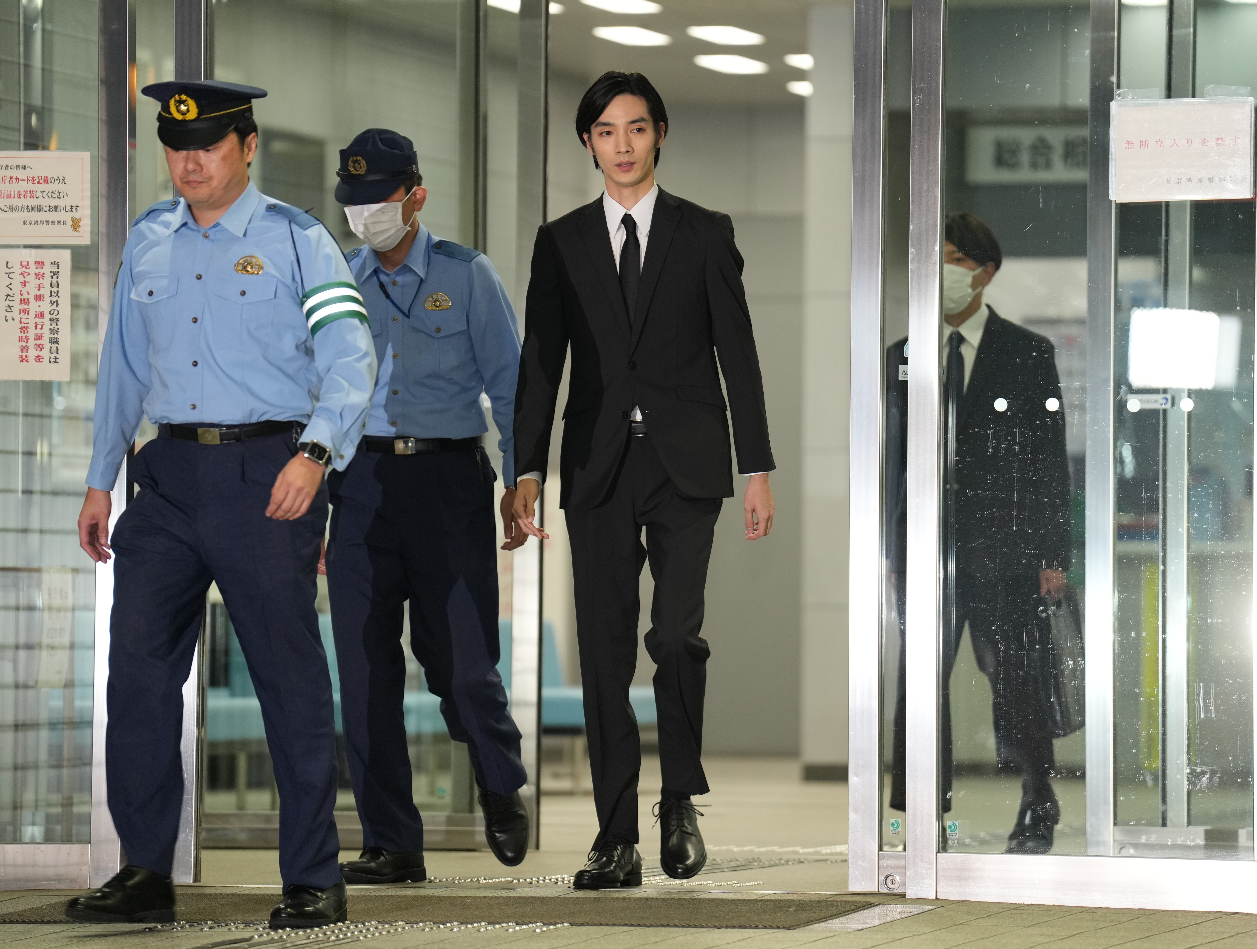 大麻所持の清水尋也被告が保釈 黒スーツ姿に「映画のワンシーン」の声