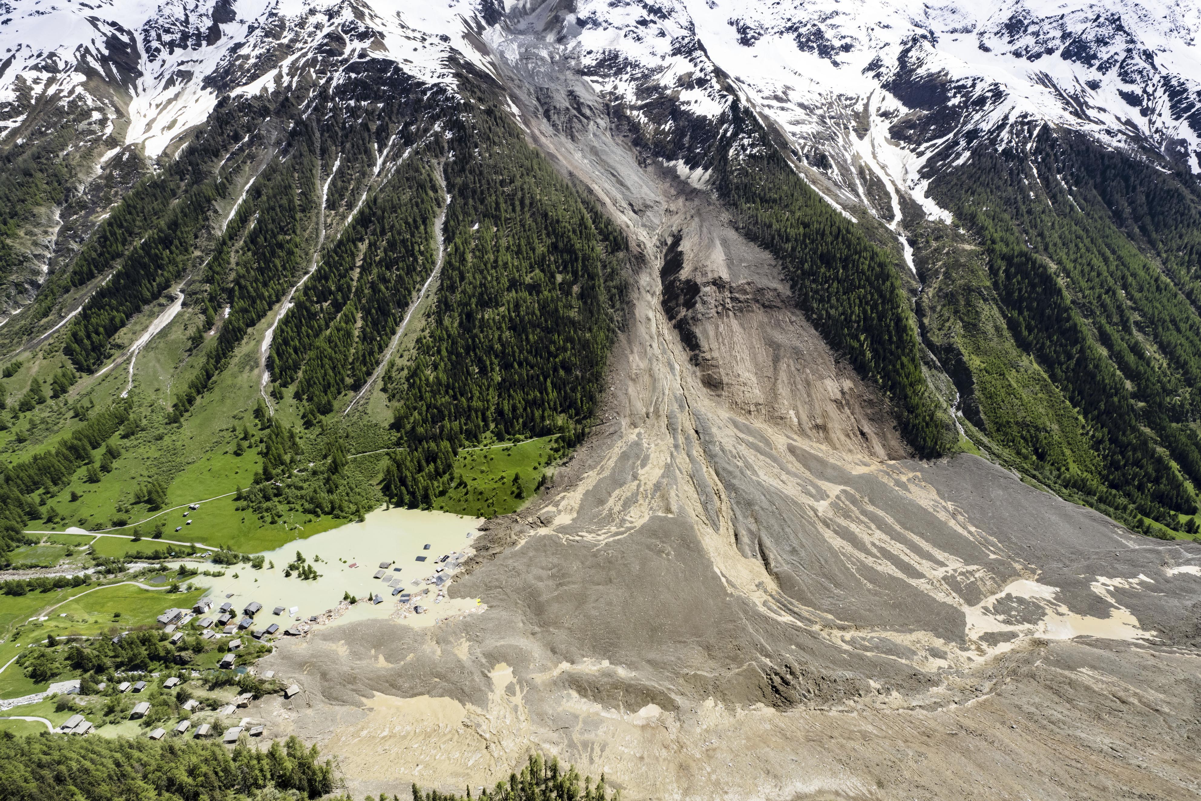 【中古】 崩壊山脈 スイスで氷河が崩落し大規模な土砂崩れ、集落の90％のみ込まれ1人不明
