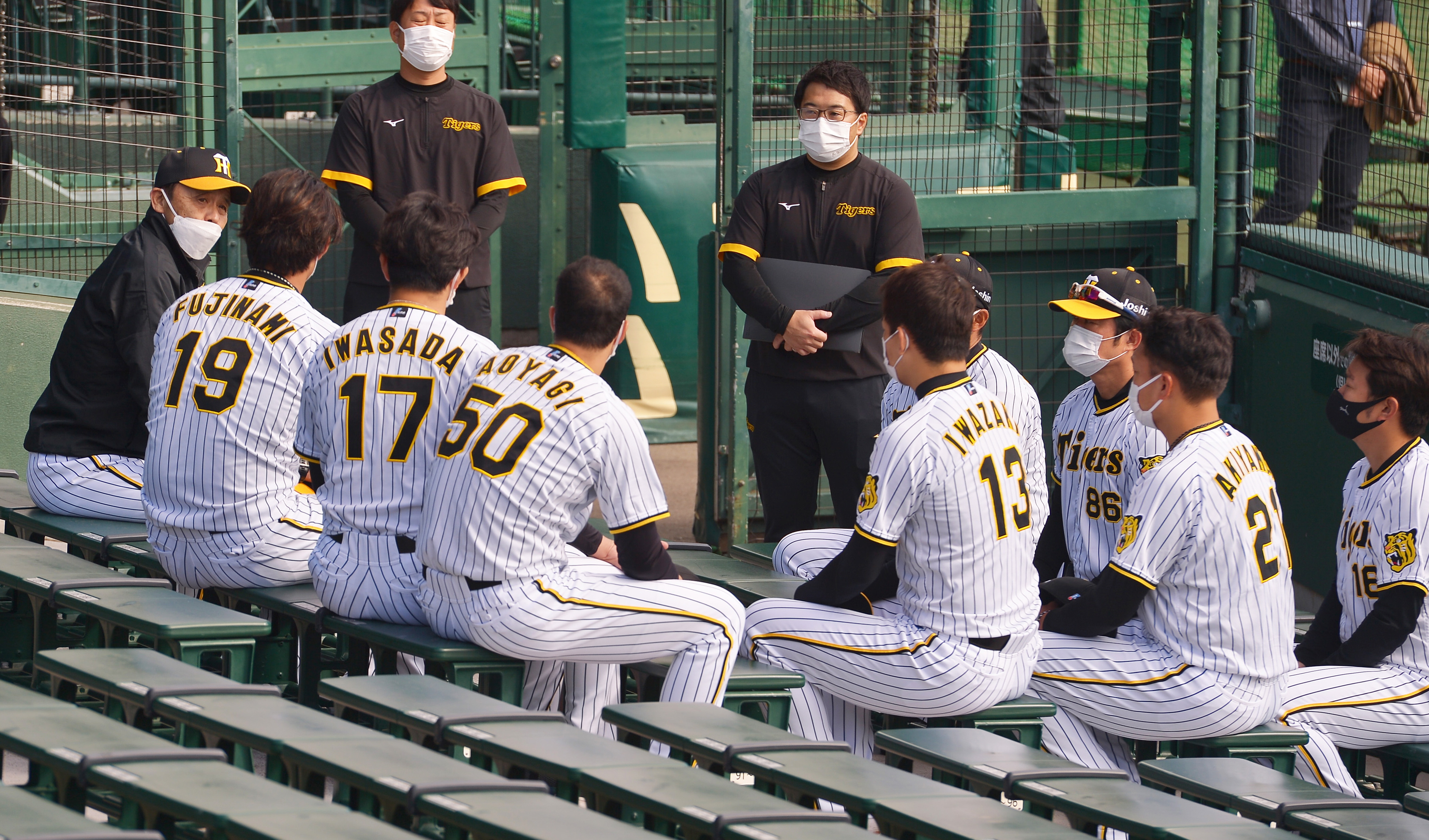 中日ドラゴンズ　岡田監督現役のリバーシブルブラックジャケット 直接指導で若虎の心をつかむ 帰ってきた岡田監督の新リーダー術 - 産経