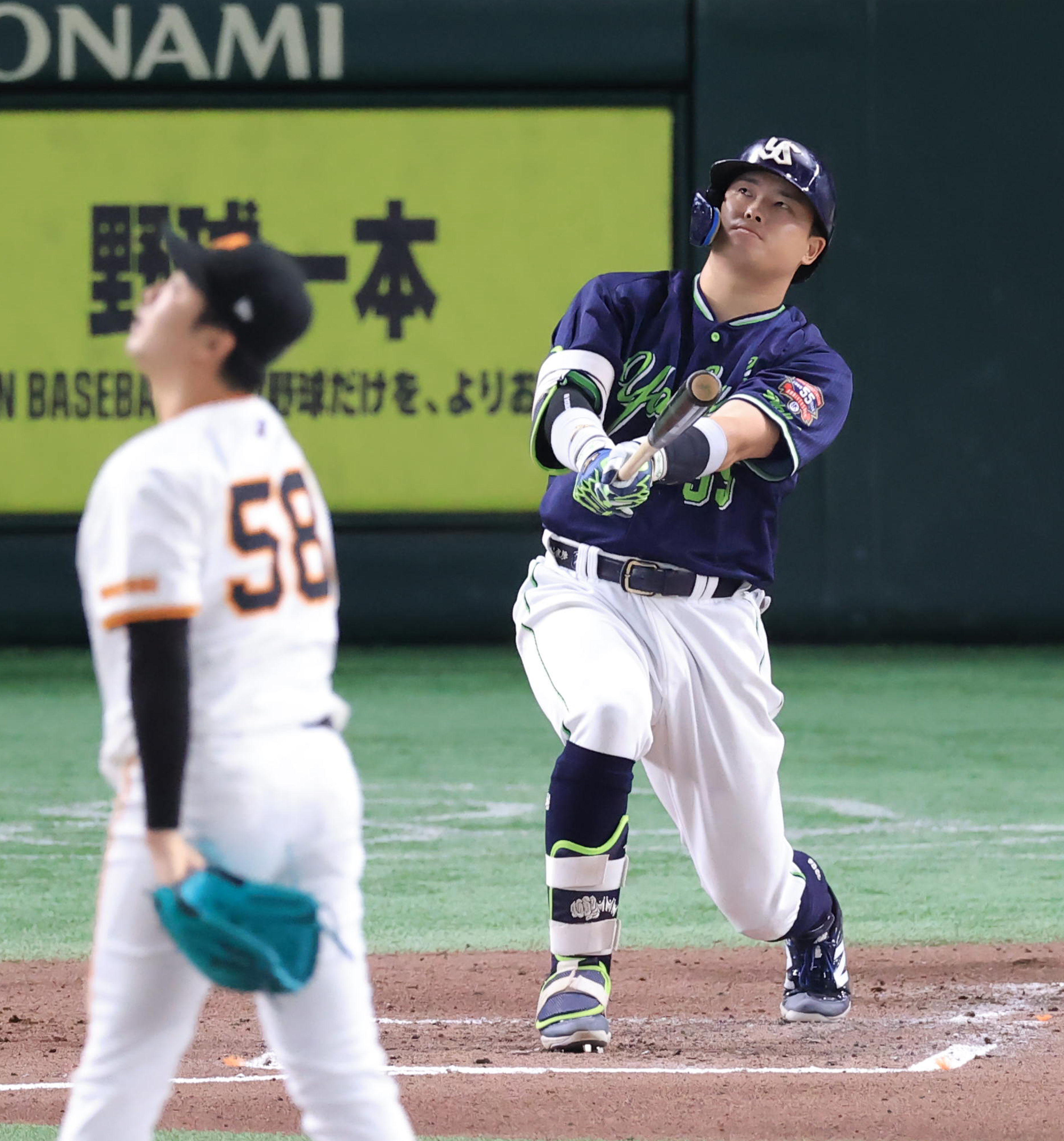 村上宗隆選手　パネル 村上宗隆 選手の直筆サイン入りパネルを手にパシャリ📸 #江本