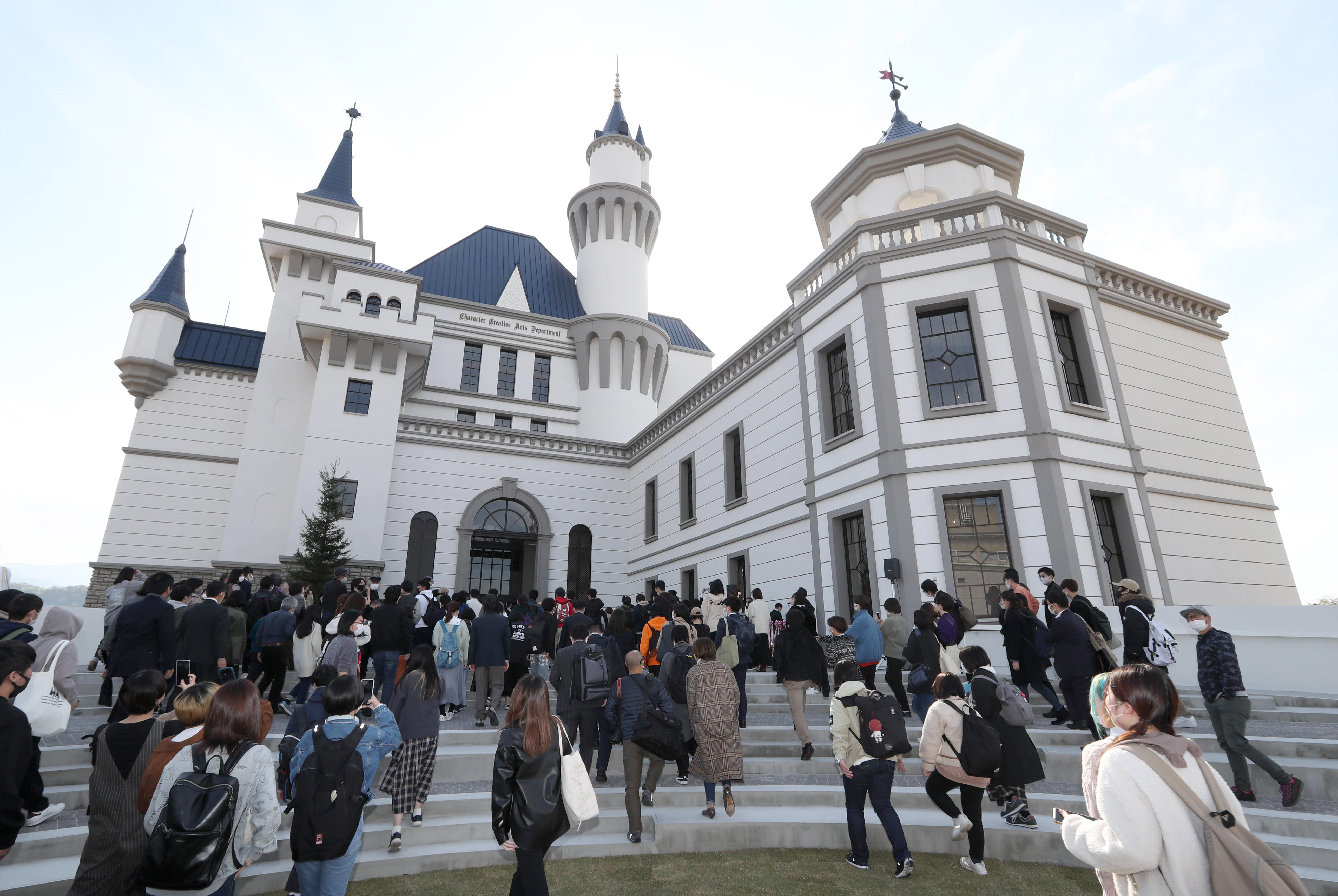 古城をイメージした新校舎 大阪芸術大キャラクター造形学科の専用棟完成 産経ニュース