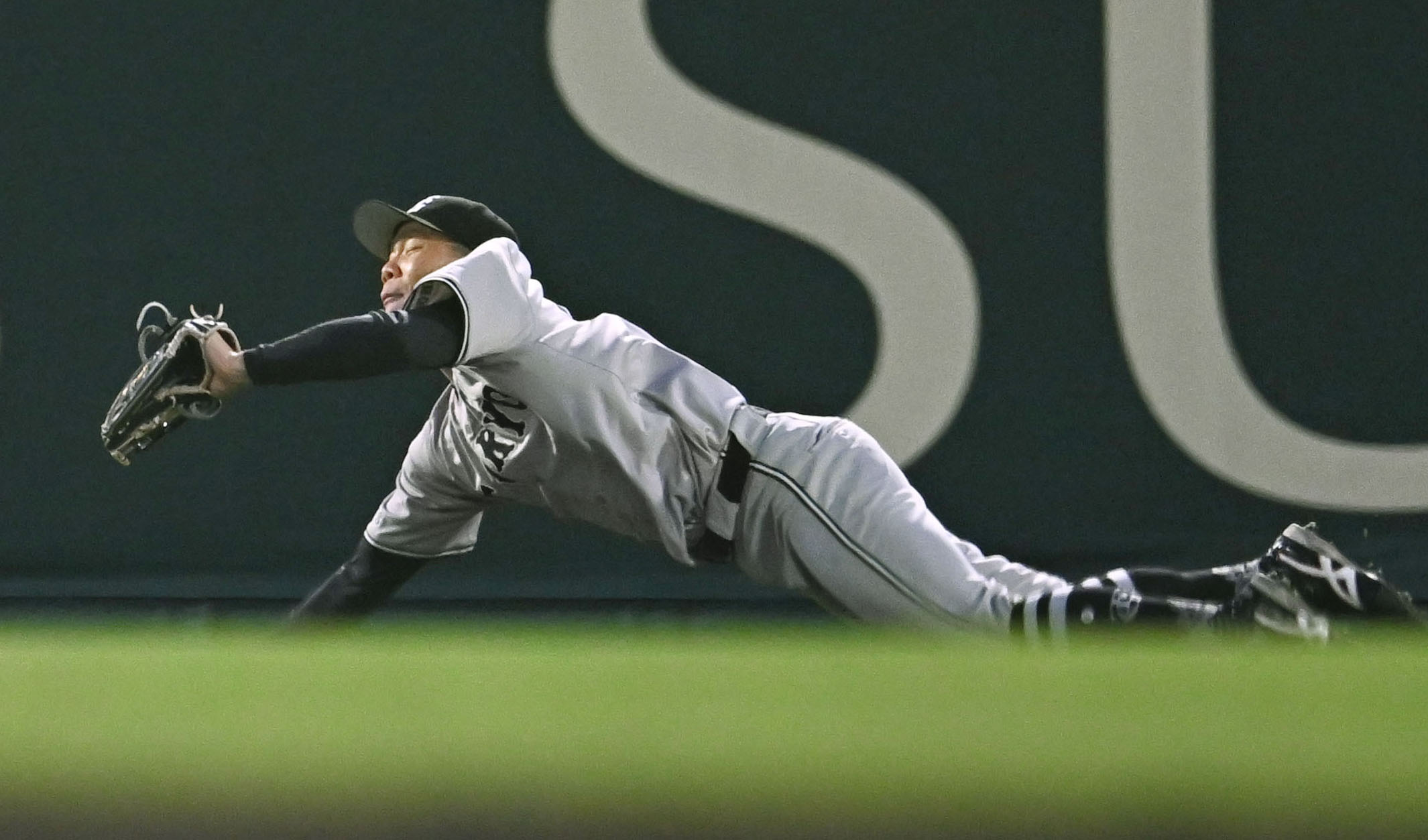 巨人・佐々木俊輔、三回の中堅の守備について「滑りました。自分のせい