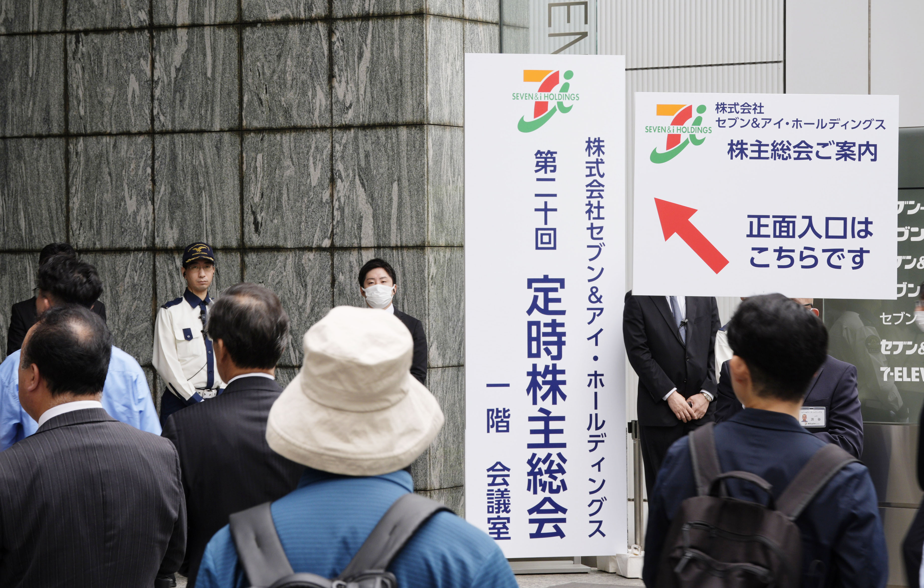セブン株主総会、初の外国人社長承認 64歳デイカス氏 創業家出身の伊藤