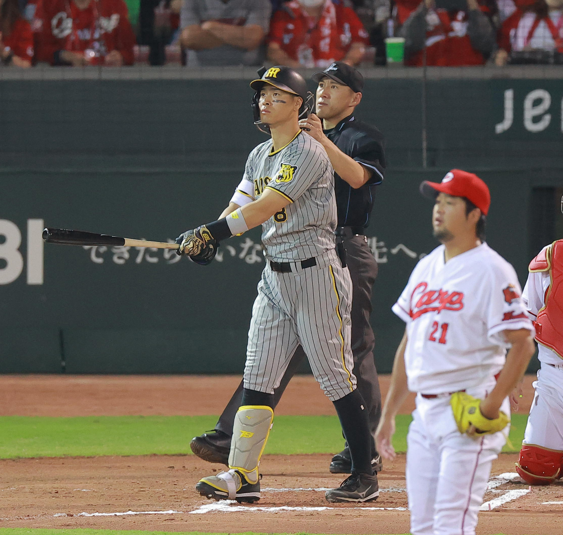 阪神・佐藤輝明、ＮＰＢ左打者初！新人から２年連続２０号 右打者含む 