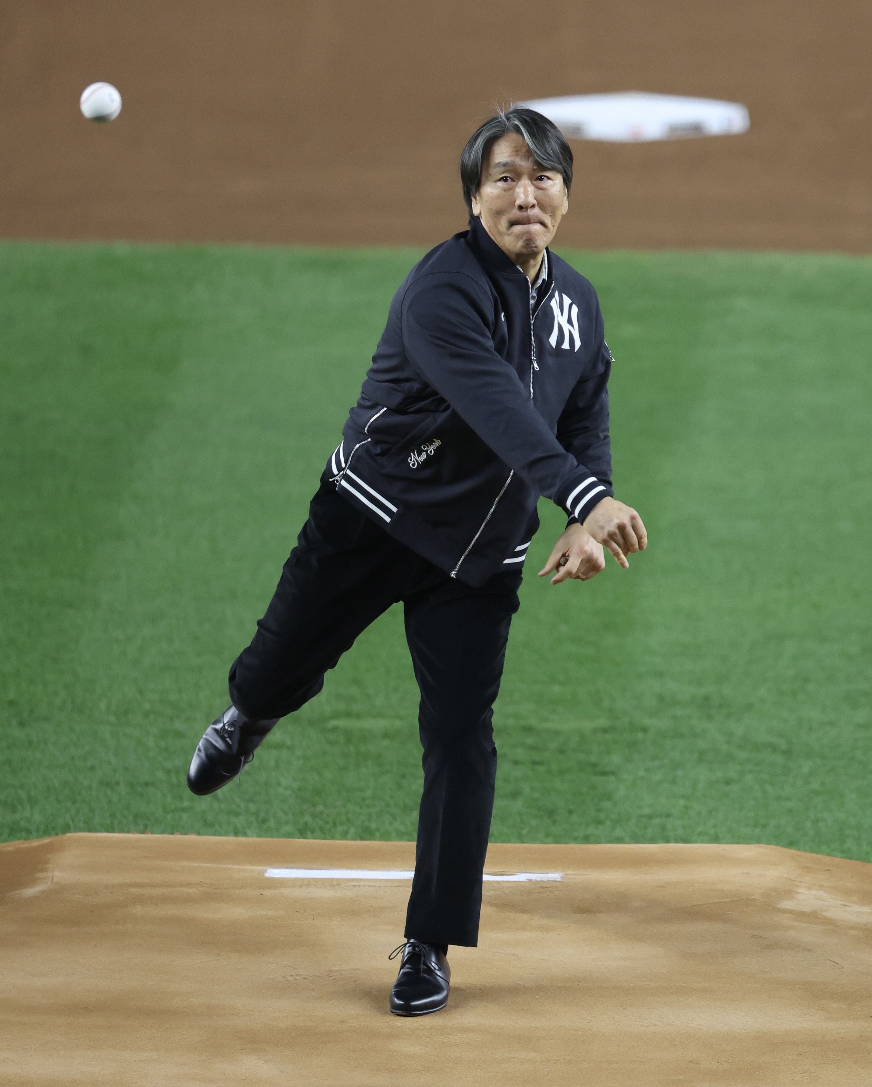 MLB】09年ワールドシリーズMVPの松井秀喜氏、第5戦の始球式に登場