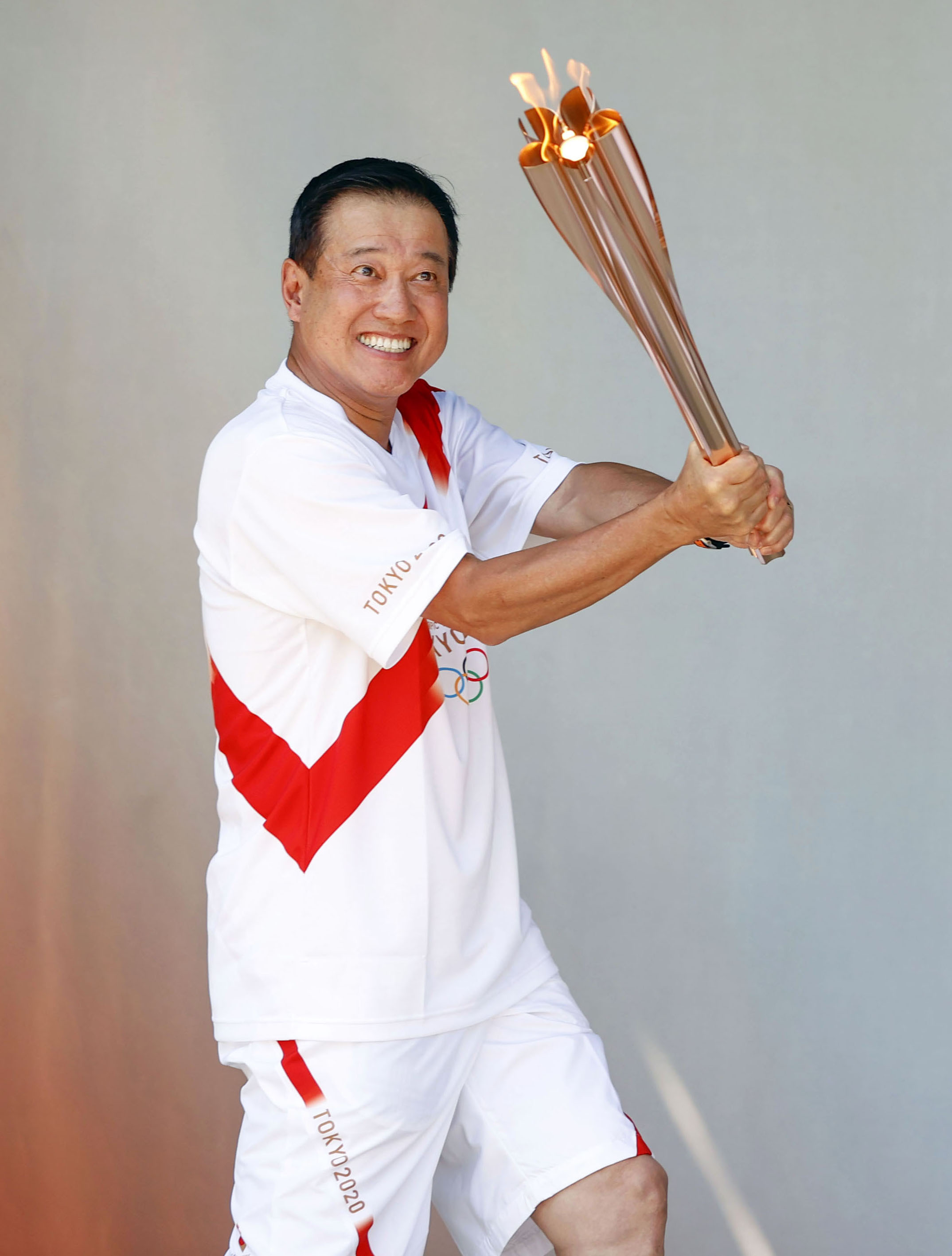 巨人・原監督が63歳の誕生日に聖火のトーチキス！ スイングのポーズ