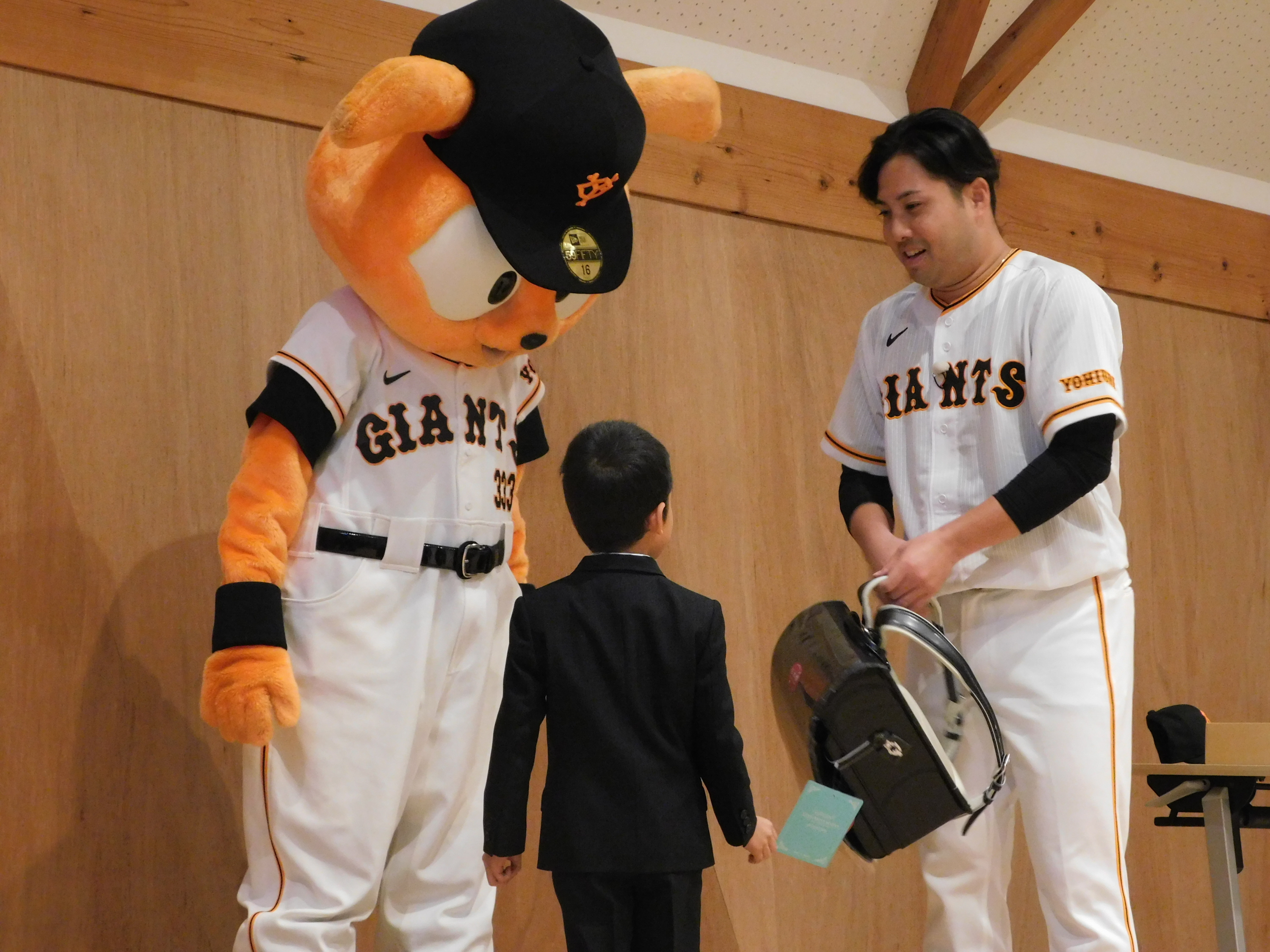 巨人・今村信貴、4年ぶりに子供たちに直接ランドセルをプレゼント