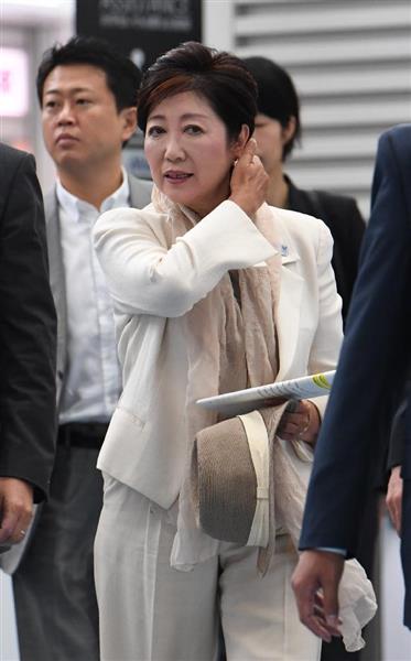 リオ五輪 ボルサリーノ麻生太郎財務相に対抗か 小池百合子都知事が帽子にショールのスーツ姿で羽田からリオに出発 産経ニュース