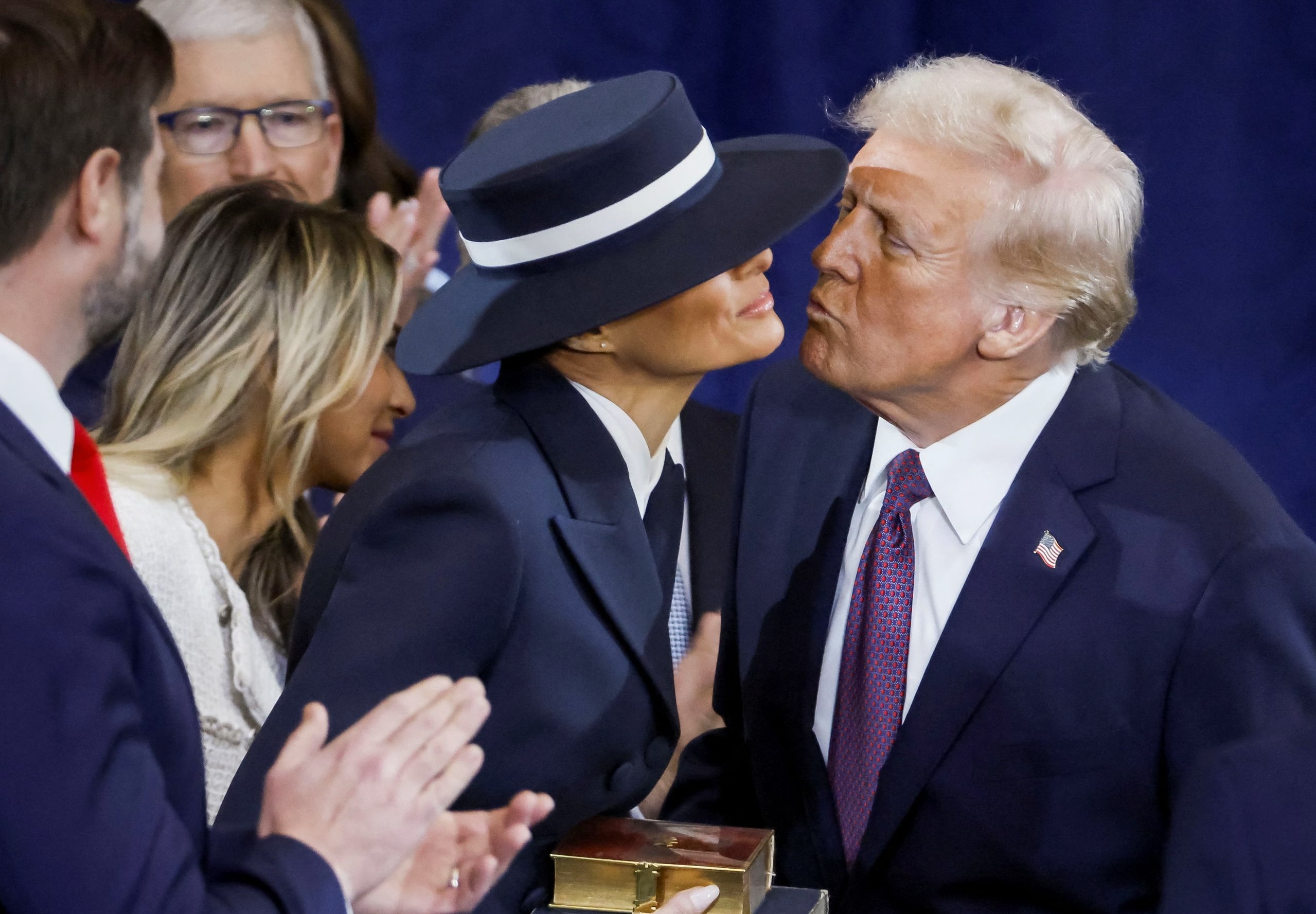 トランプ氏、キス阻まれる メラニアさんの帽子に すぐあきらめる - 産経ニュース