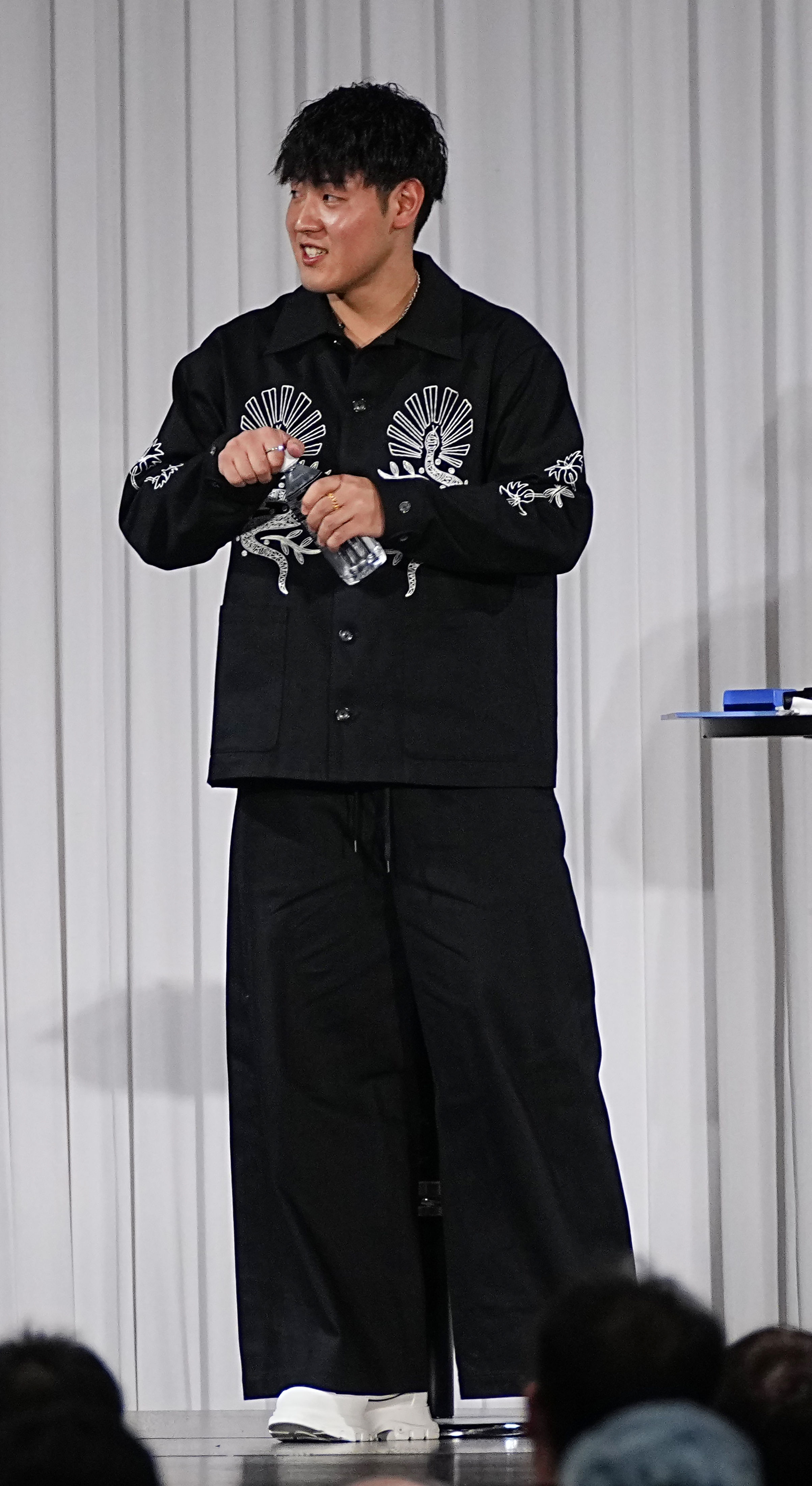 巨人・岡本和真、Vパレードで『喜』びましょう 書き初めでG党に高らか