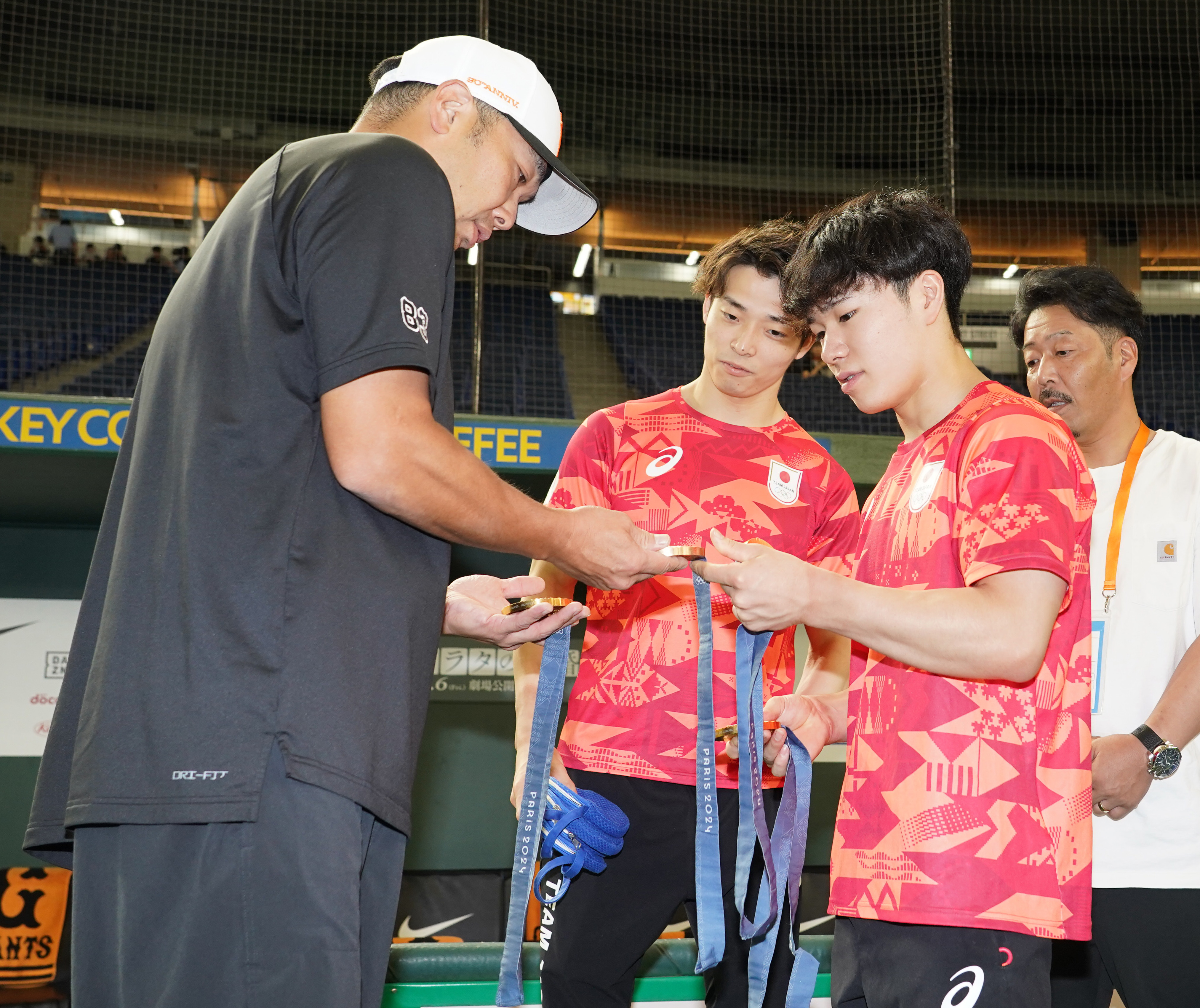 体操の岡慎之助、阿部慎之助監督と対面 始球式「足が震えている