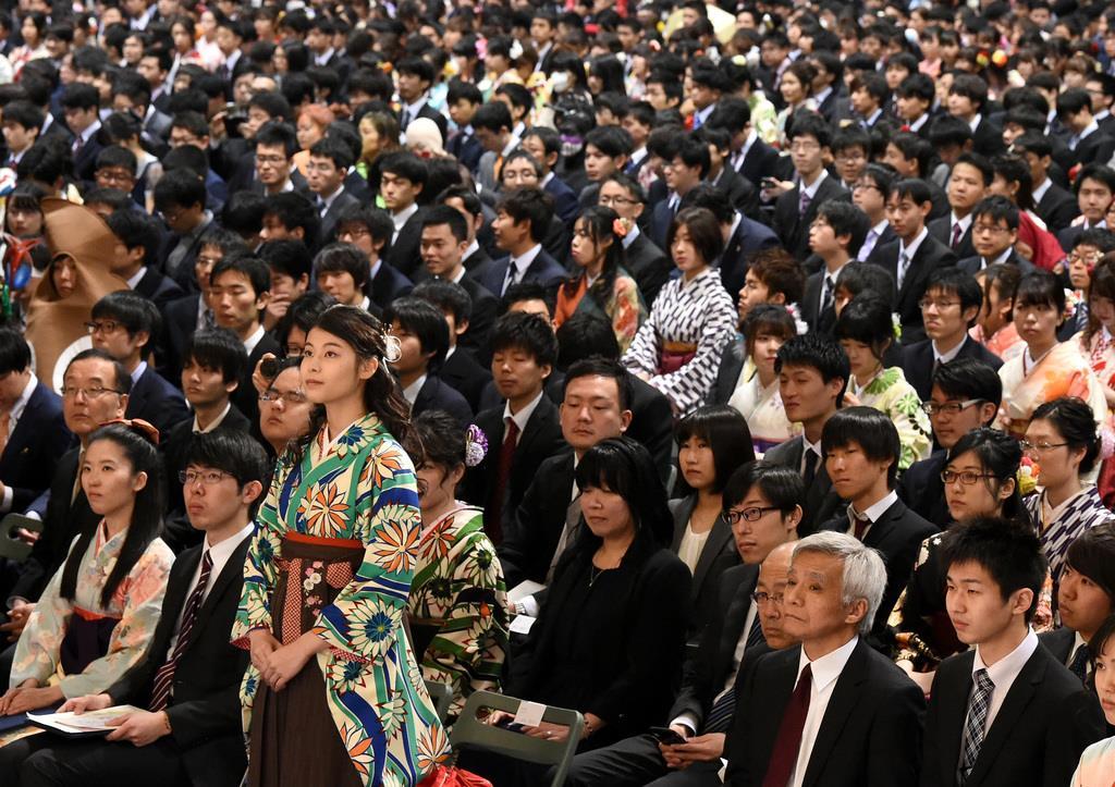 京大で卒業式 和装姿や着ぐるみ ２８７６人 産経ニュース
