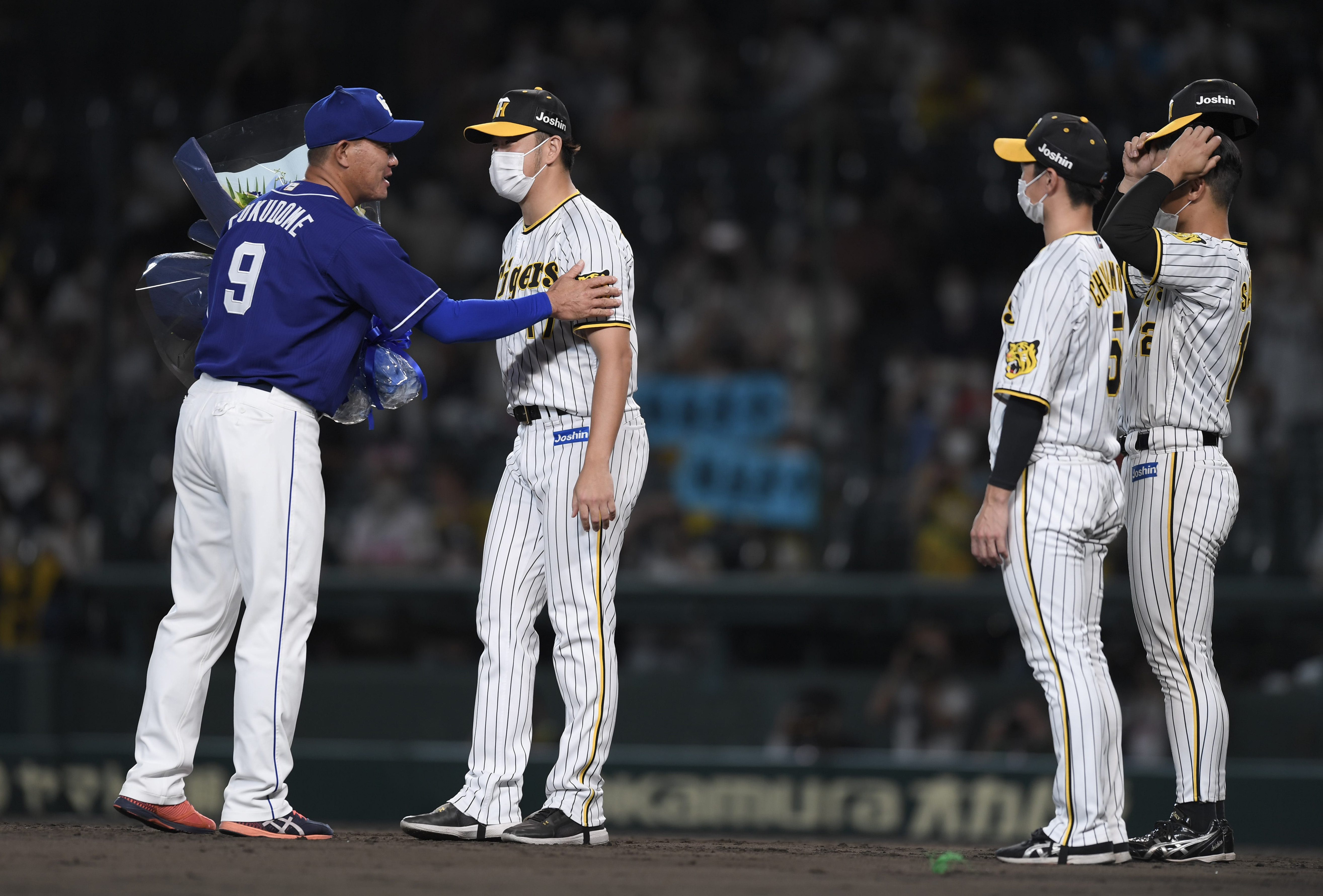 現役引退の福留に古巣阪神がセレモニー用意 近本らから花束
