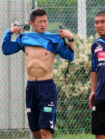 科学特捜隊 横浜ｆｃ カズ丸裸 ５１歳のキングな肉体 1 4ページ サンスポ