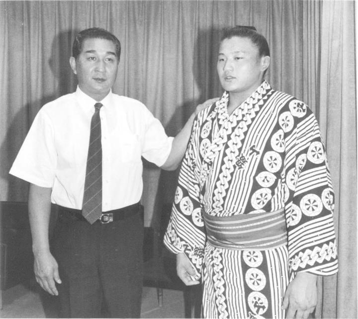 1980年前後の若乃花灰皿。貴乃花と千代の富士が大関の時代の物。青い灰皿と湯飲み 平成3年、貴花田が千代の富士に勝ち… 記者だけが見た父・藤島親方の