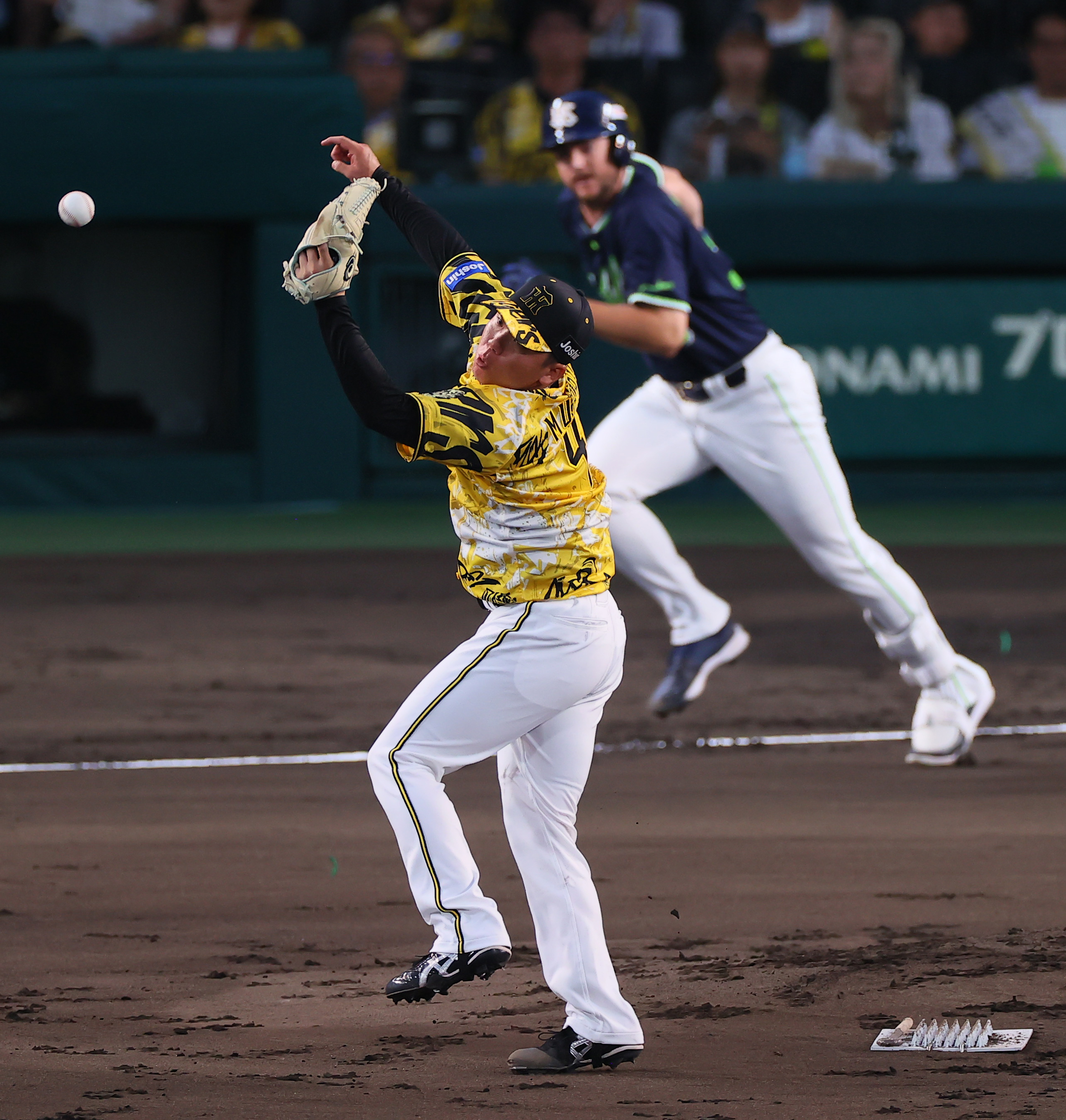 ○阪神写真ギャラリー】あの投ゴロさえ…村上、まさかの満塁被弾で