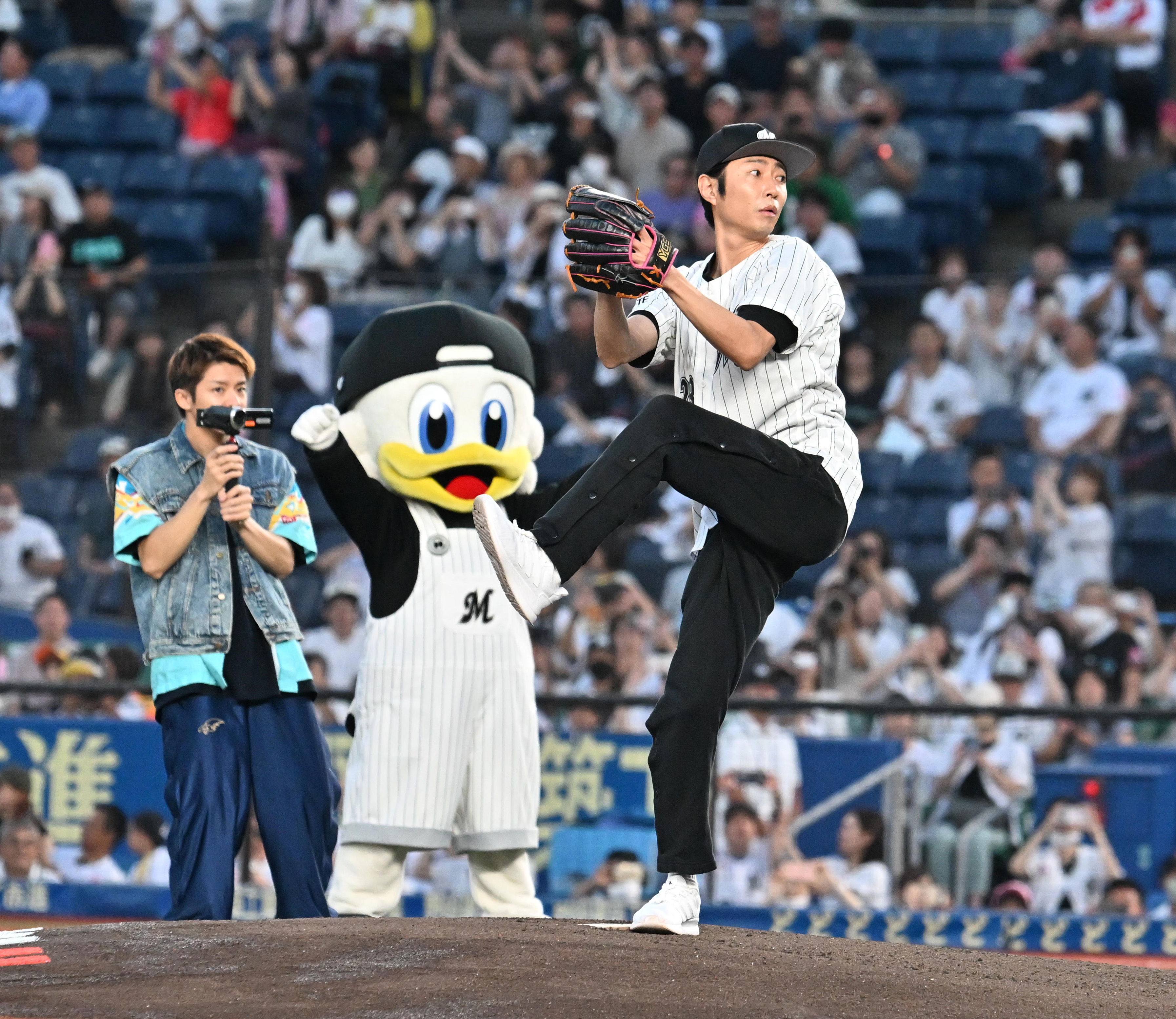 相葉雅紀、ロッテ戦でサプライズ始球式 自らリリーフカーを運転して