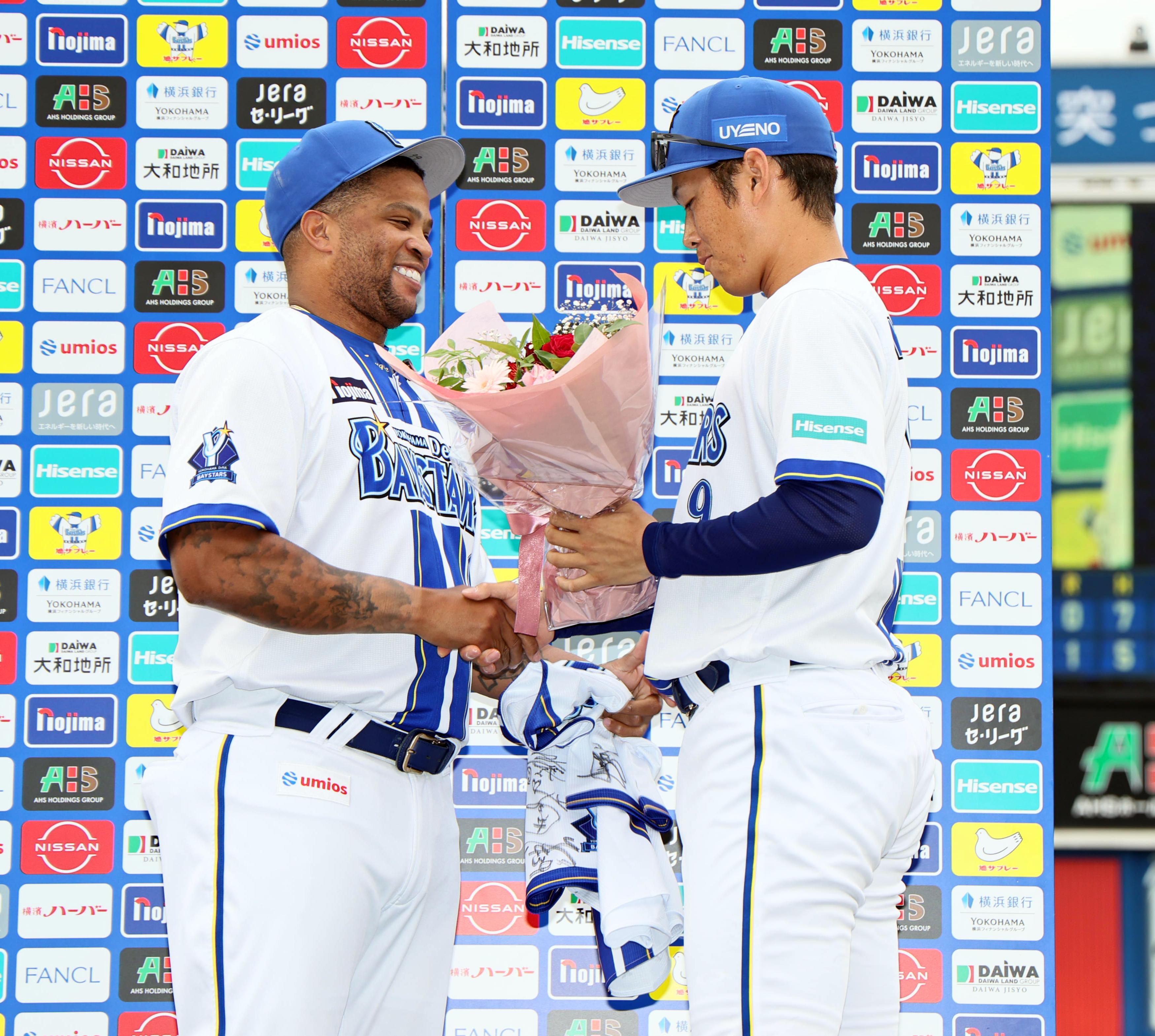 現役引退のDeNA・ビシエド「I☆（ラブ）YOKOHAMA」 木村球団社長「家族 