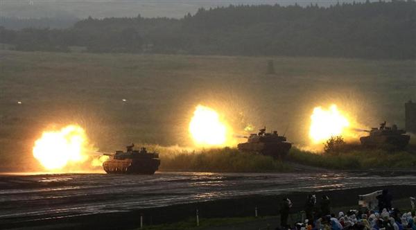 自衛隊のいま １６ 陸海空が統合作戦 最新鋭 １０式戦車 や装甲車８０両威力 機敏なジグザグ走行 スラローム射撃も 富士総合火力演習 １ 1 2ページ 産経ニュース