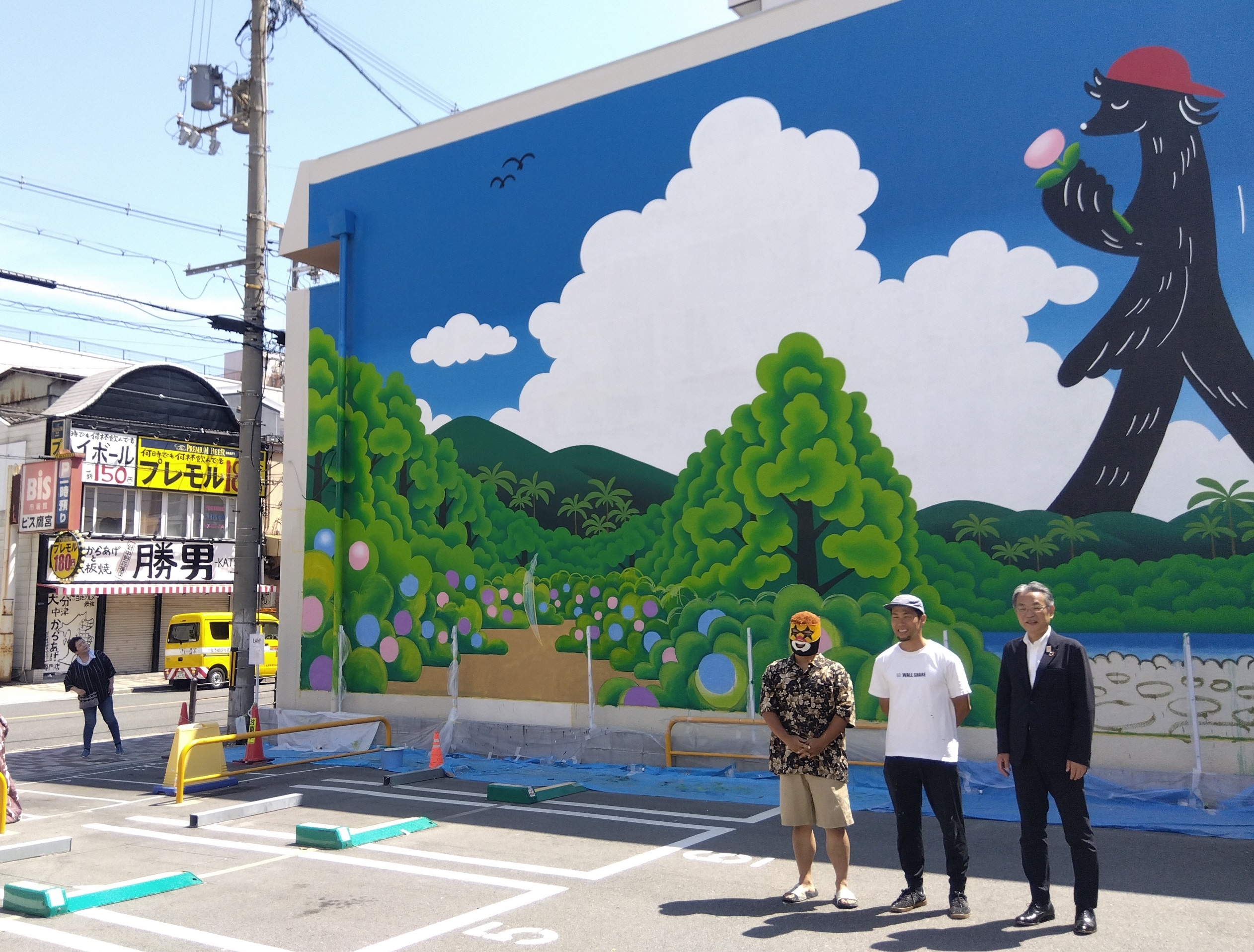 銀行の壁面に巨大アート ピンクの花を手にした黒い生物 関西みらい銀行
