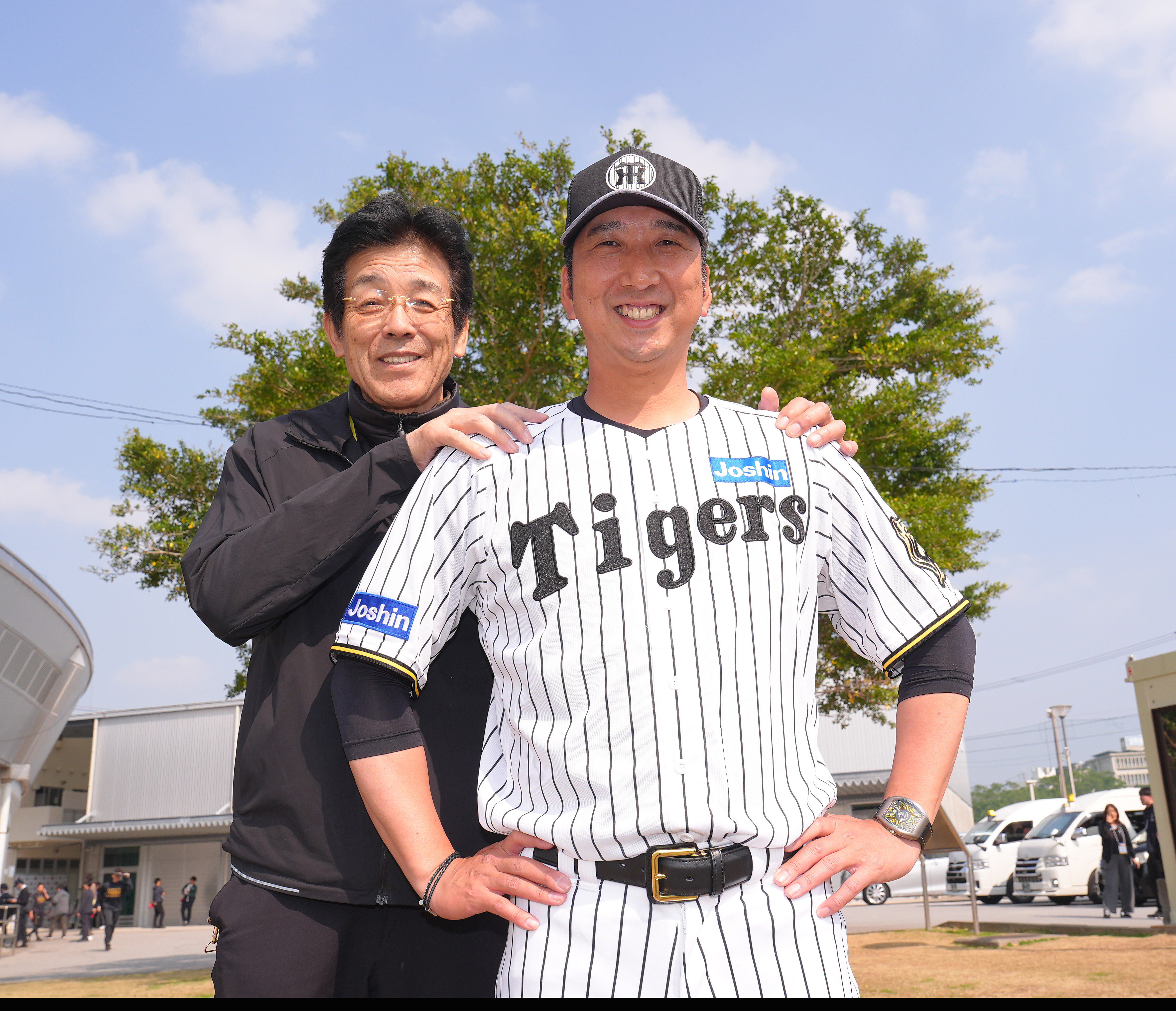 【希少】阪神タイガース 藤川球児監督プロデュースパーカー ブラック XL 阪神タイガース #22 藤川球児監督 缶バッジ（顔デザイン）の通販