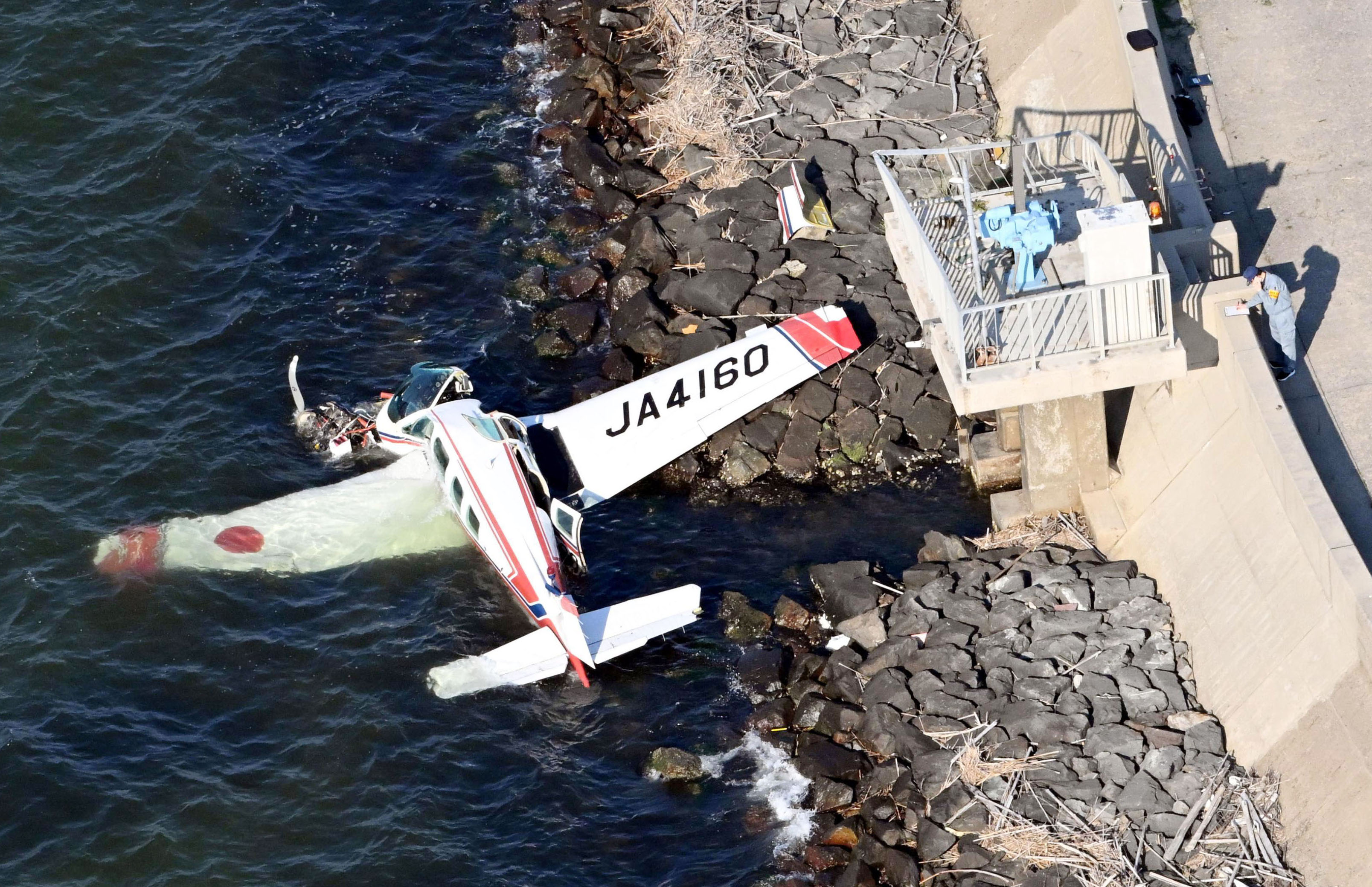 島根の湖でエンジン止まり小型機不時着、男性2人搬送 国交省が重大